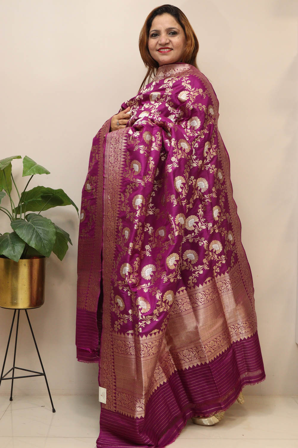 Exquisite Purple Handloom Banarasi Pure Katan Silk Flower Design Sona Roopa Dupatta - Luxurion World