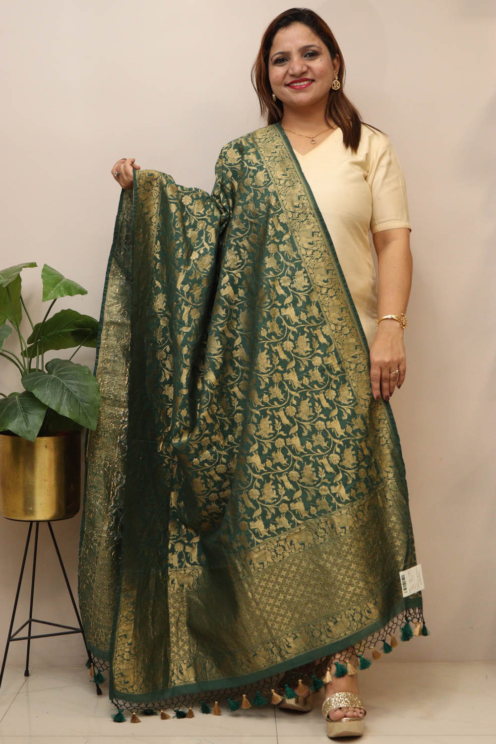 Green Banarasi Silk Dupatta - Elegant and Luxurious - Luxurion World- Crafted Heirlooms