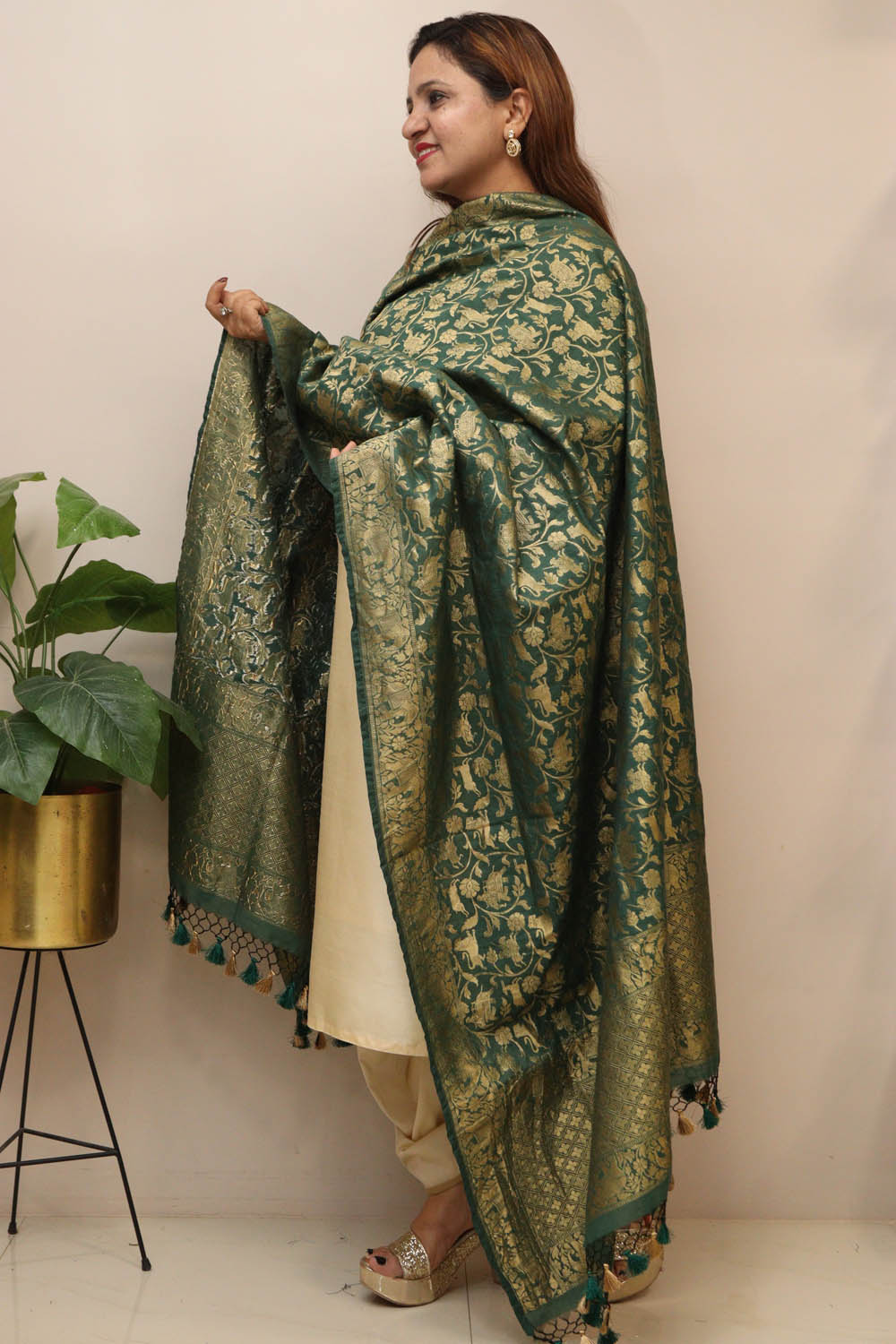 Green Banarasi Silk Dupatta - Elegant and Luxurious - Luxurion World- Crafted Heirlooms