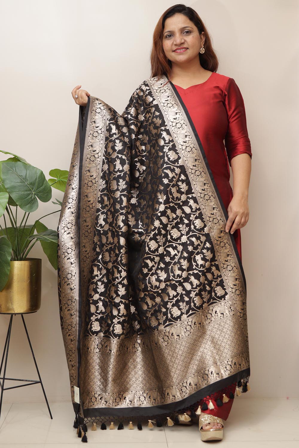 Elegant Black Banarasi Silk Dupatta with Floral Design - Luxurion World- Crafted Heirlooms