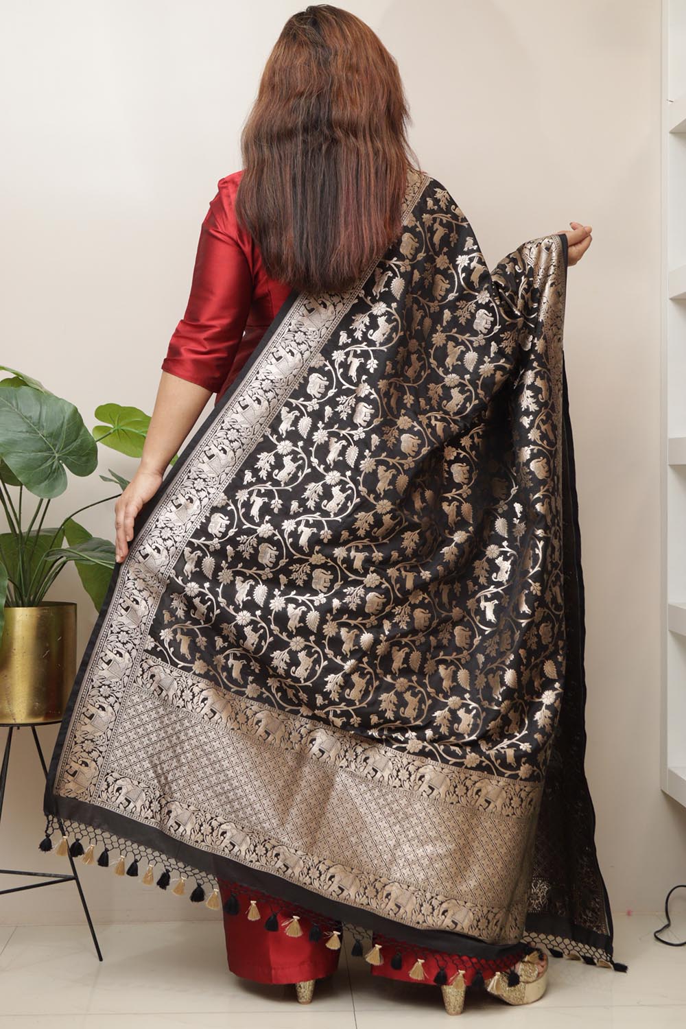 Elegant Black Banarasi Silk Dupatta with Floral Design - Luxurion World- Crafted Heirlooms