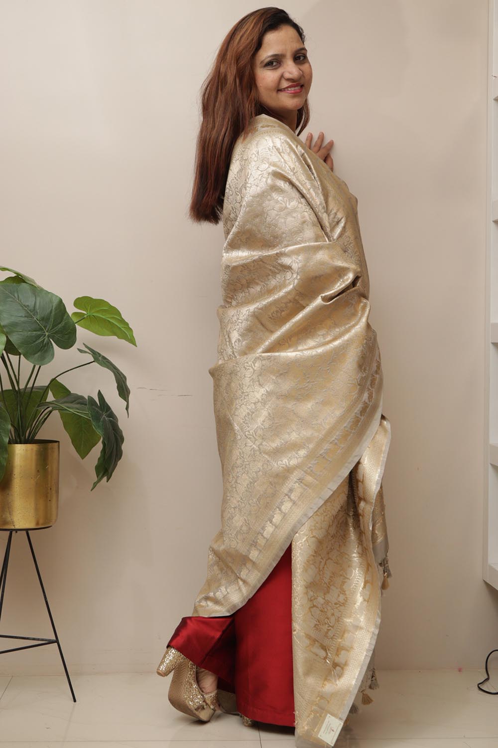 Elegant Grey Banarasi Silk Dupatta with Floral Design - Luxurion World- Crafted Heirlooms