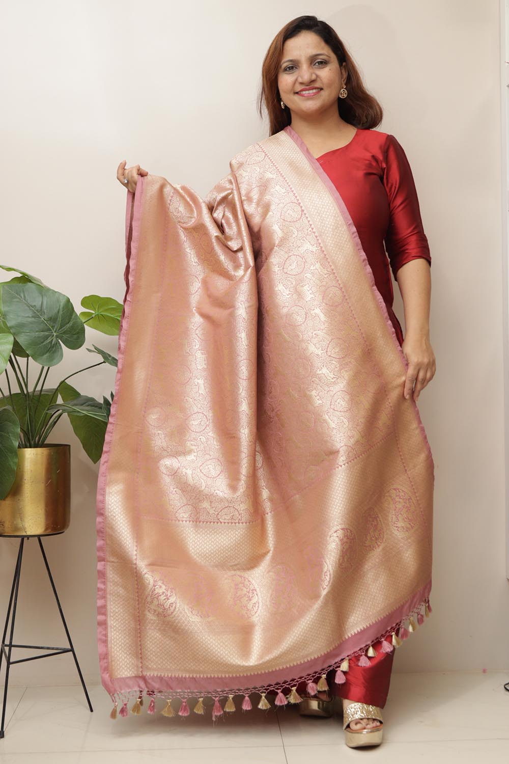 Stunning Pink Banarasi Silk Dupatta with Floral Motifs - Luxurion World- Crafted Heirlooms