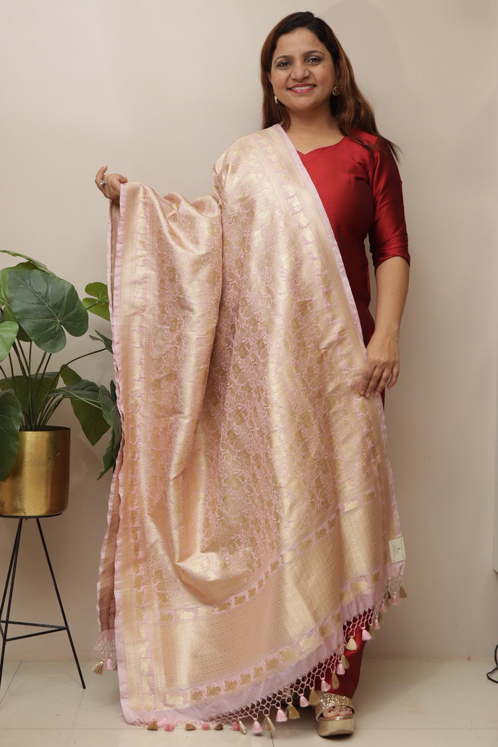 Stunning Pink Banarasi Silk Dupatta with Floral Design - Luxurion World- Crafted Heirlooms