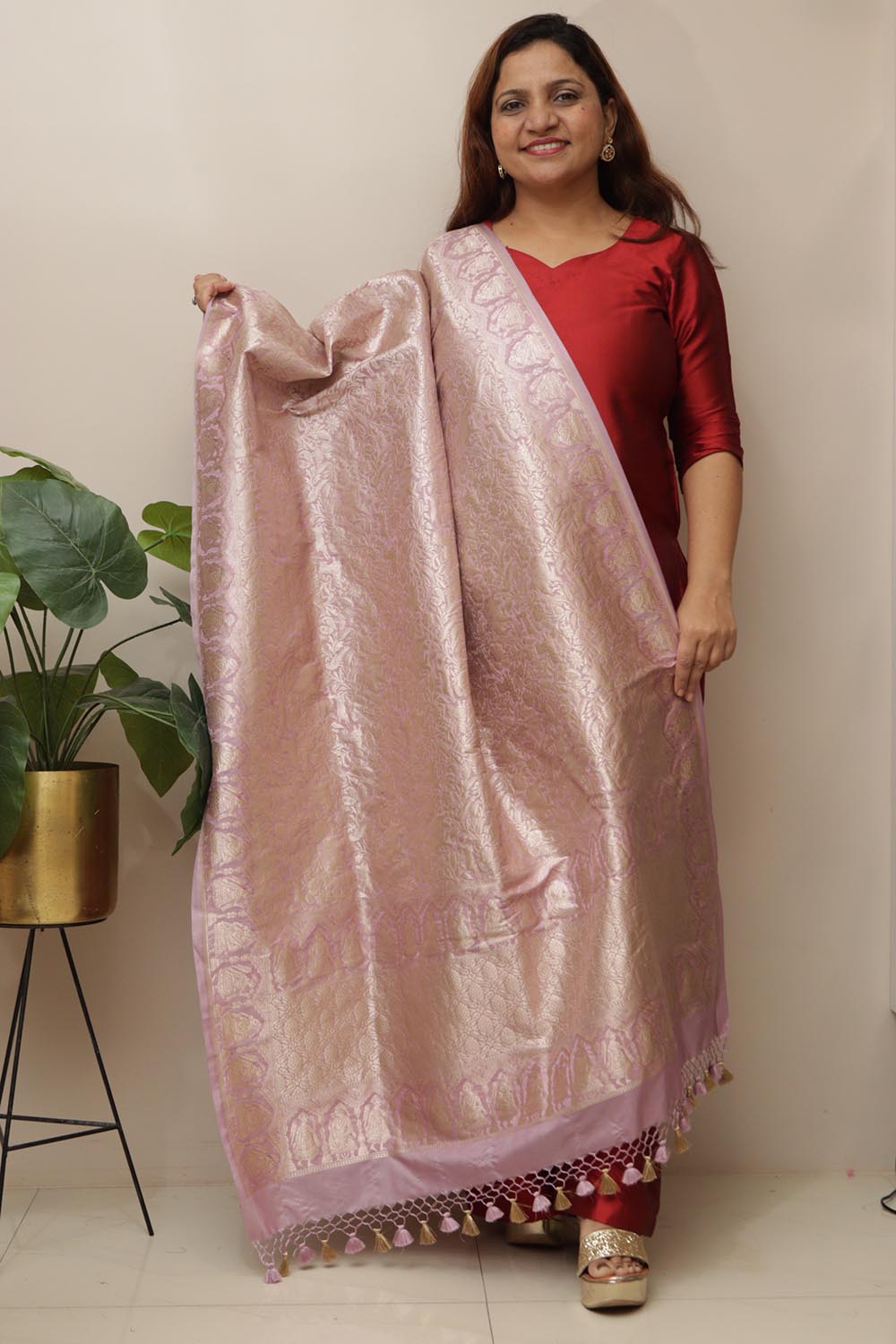 Pink Banarasi Silk Flower Design Dupatta - Luxurion World- Crafted Heirlooms