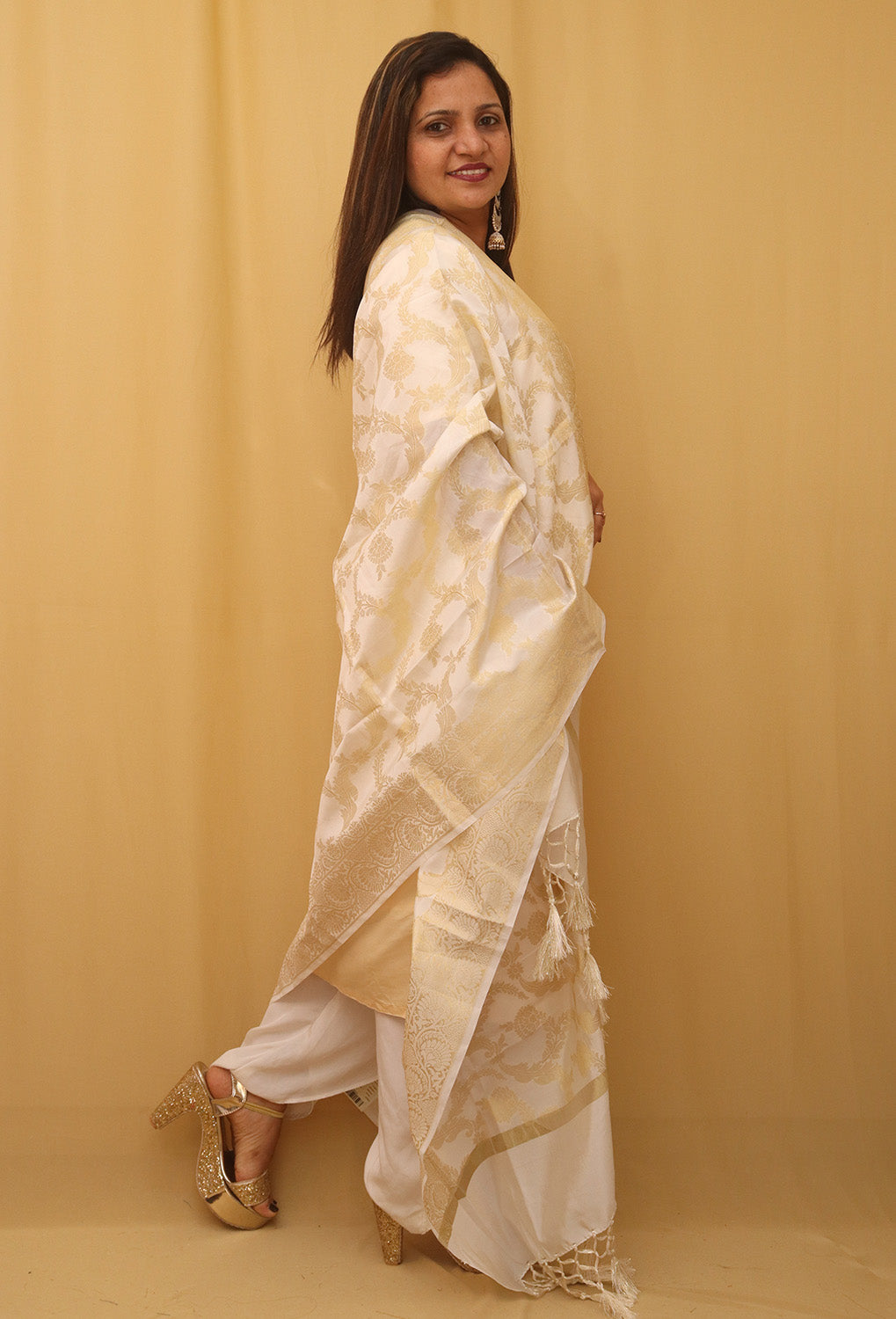 Off White Banarasi Silk Dupatta - Luxurion World