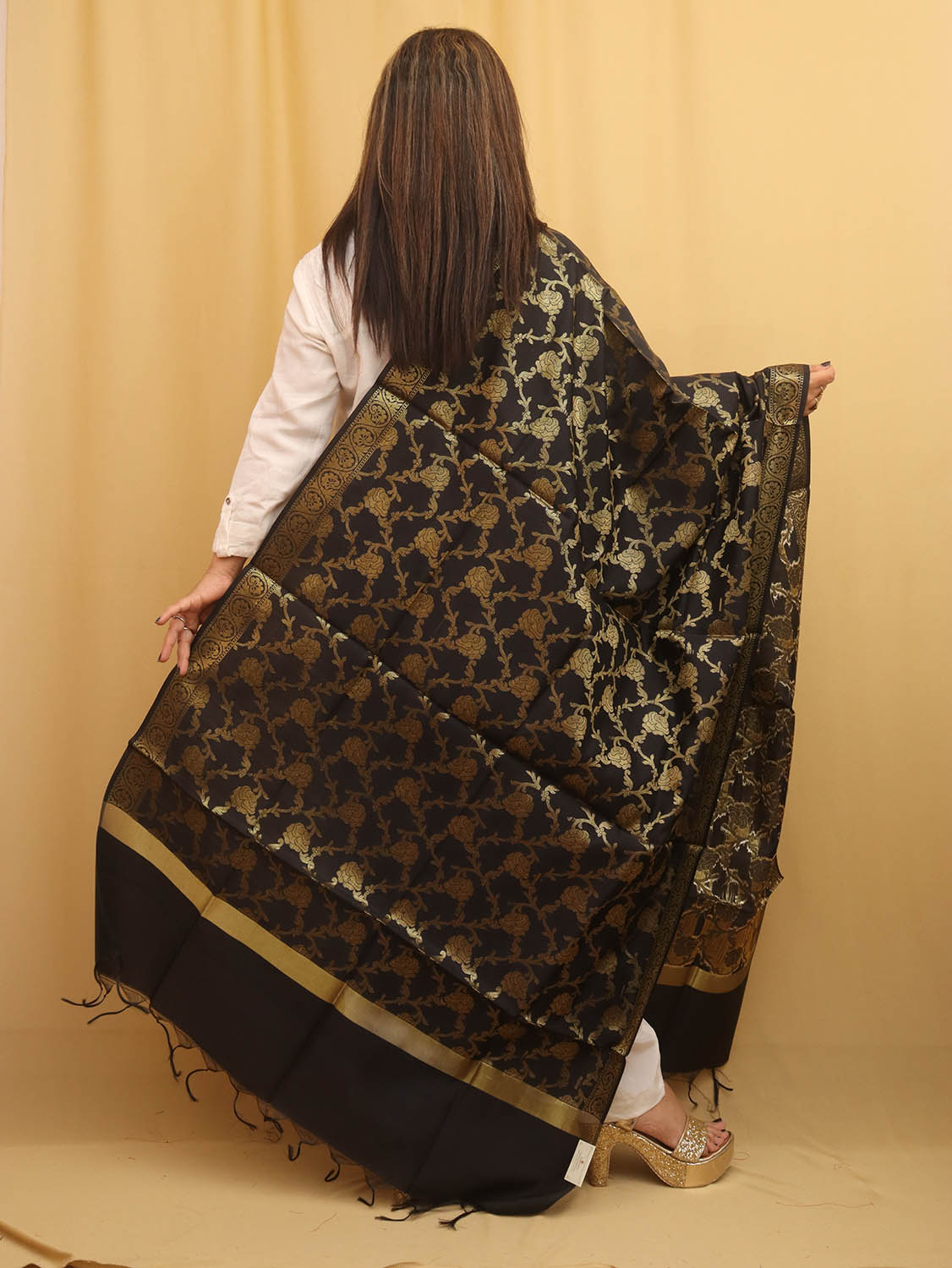 Black Banarasi Silk Dupatta - Luxurion World