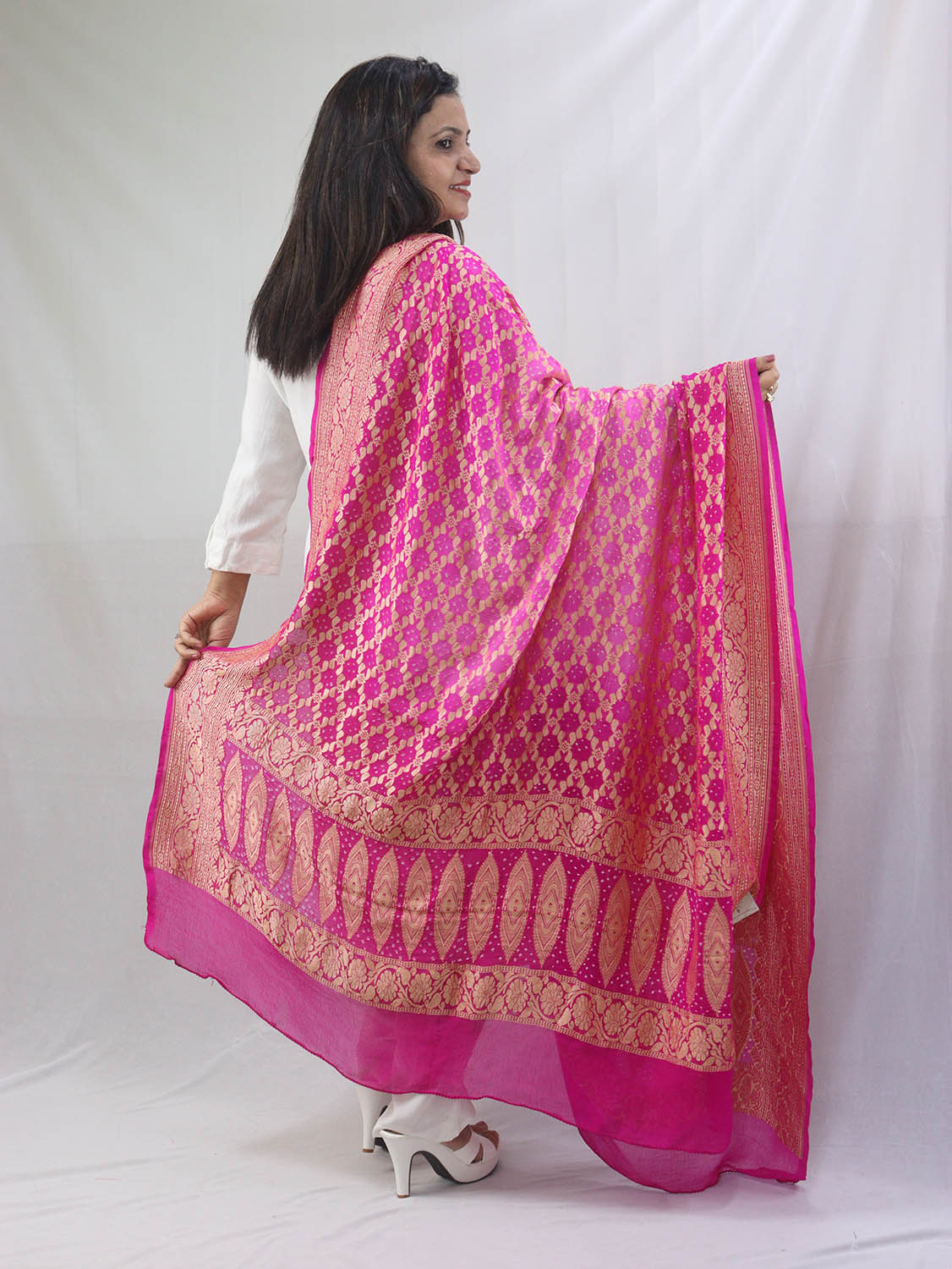 Stunning Pink Banarasi Bandhani Georgette Dupatta with Neemzari Border - Luxurion World