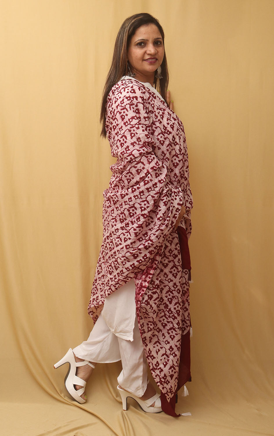 Maroon And White Batik Printed Cotton Dupatta - Luxurion World