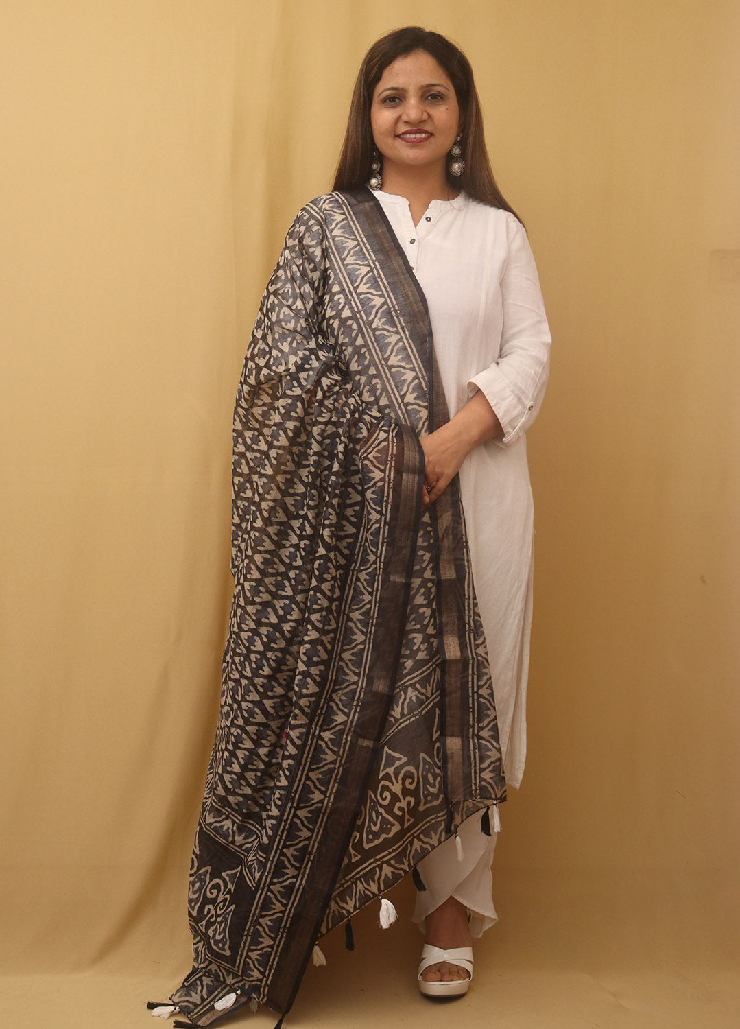 Chic Black Chanderi Silk Dupatta With Elegant Tassel : Ethnic Elegance - Luxurion World