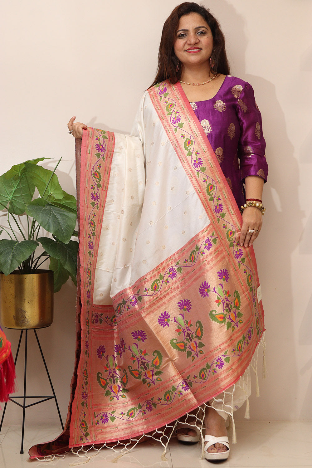 Elegant White Paithani Silk Flower Design Dupatta - Luxurion World