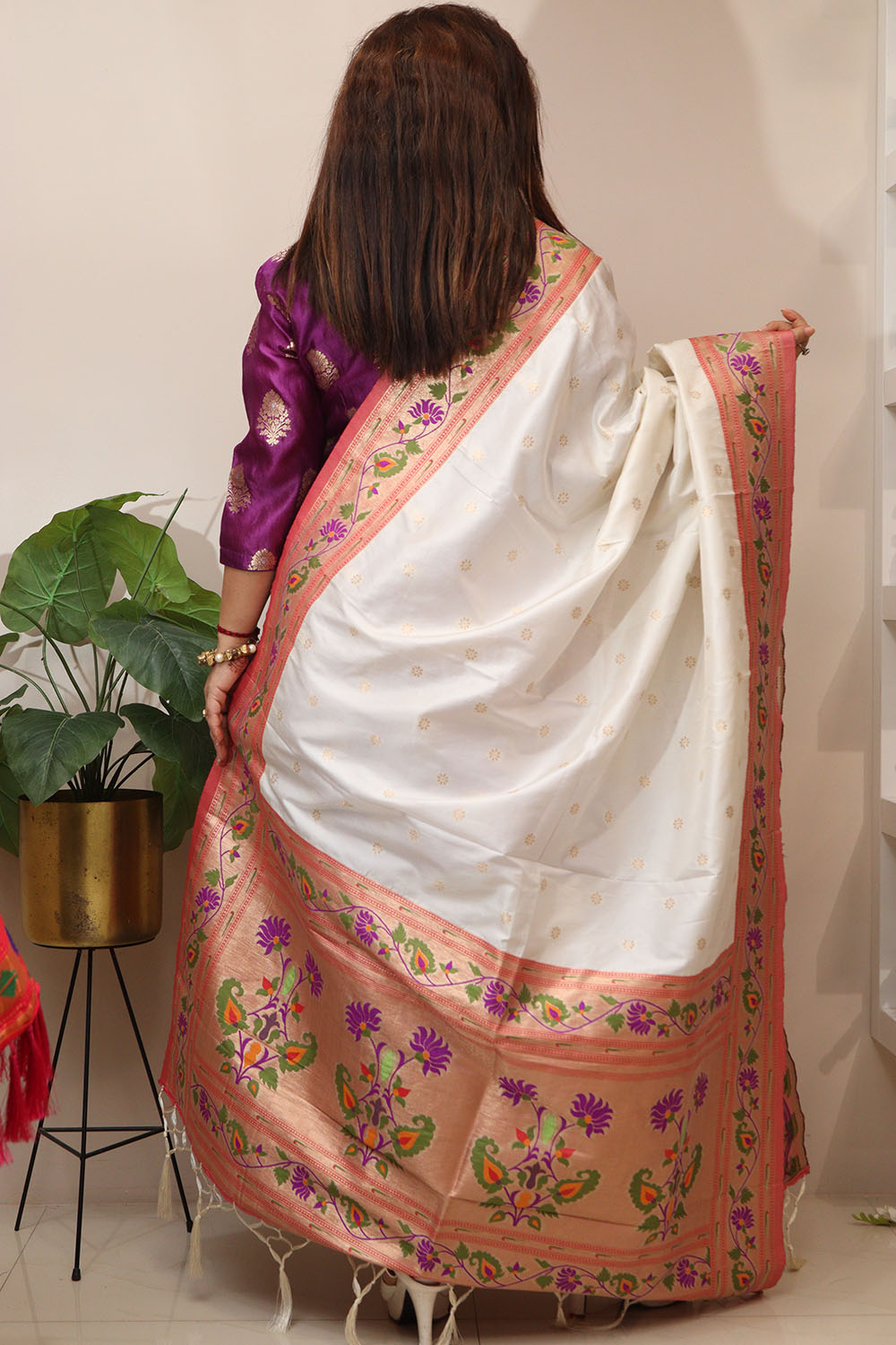 Elegant White Paithani Silk Flower Design Dupatta - Luxurion World