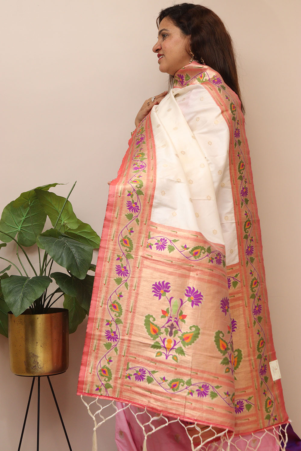 Elegant White Paithani Silk Flower Design Dupatta - Luxurion World