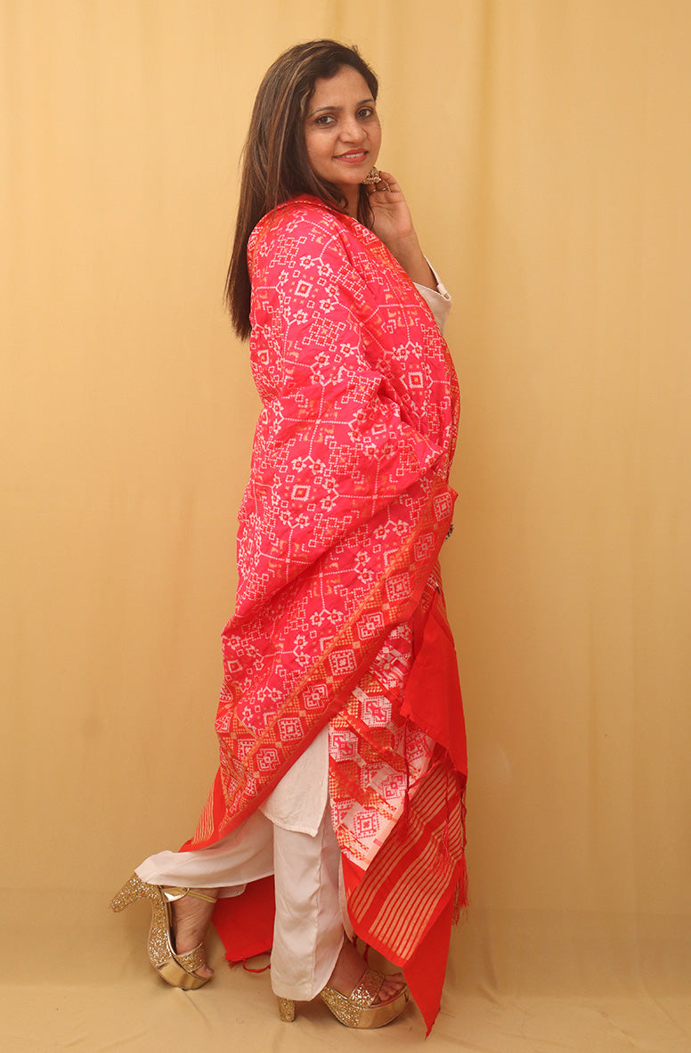 Stunning Pink Patola Silk Dupatta - with a beautifully handcrafted matching tassel - Luxurion World