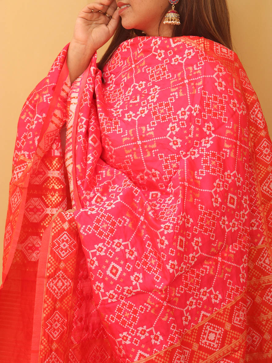 Stunning Pink Patola Silk Dupatta - with a beautifully handcrafted matching tassel - Luxurion World
