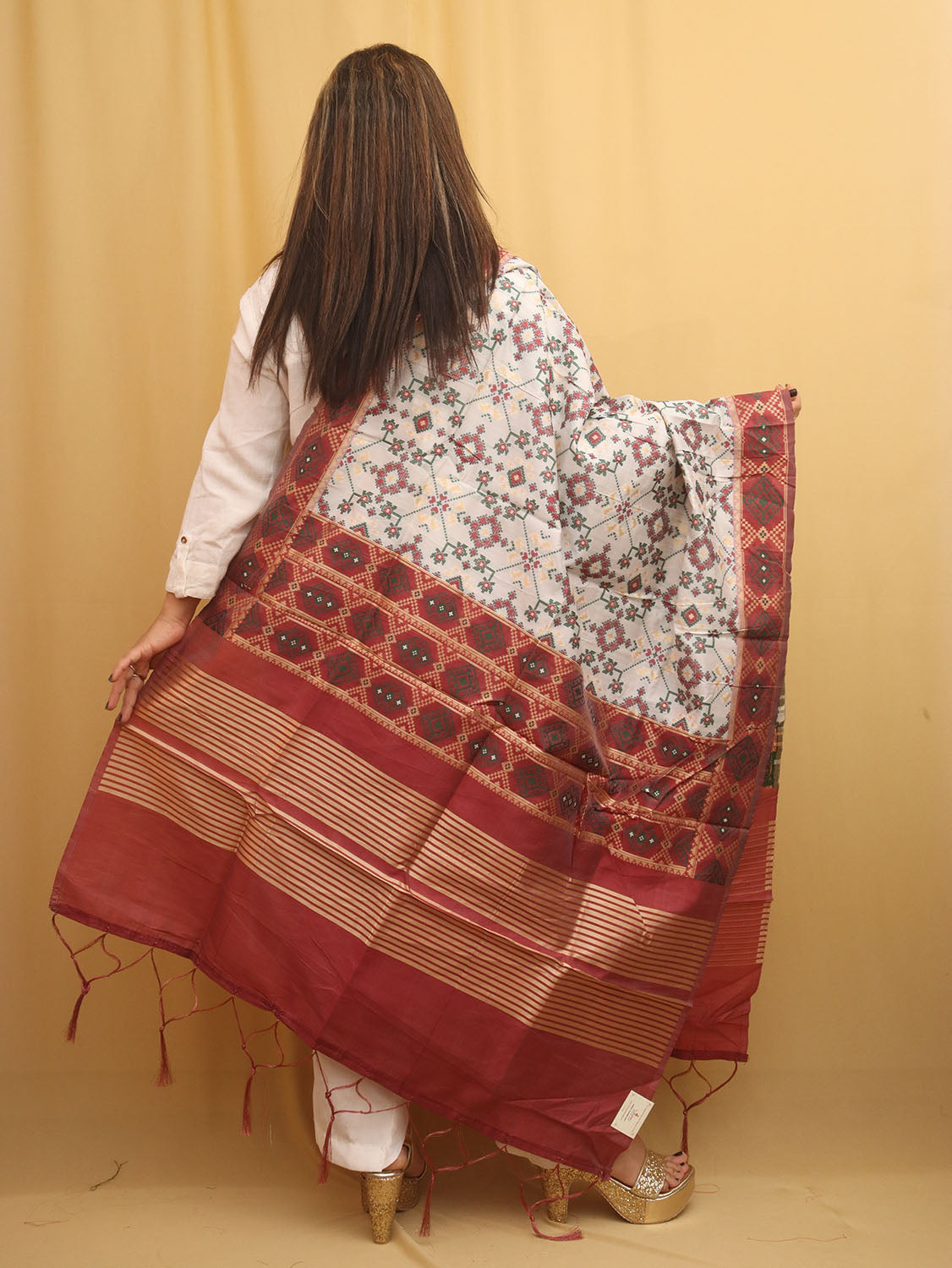 Elegant Off White Patola Silk Dupatta - Luxurion World