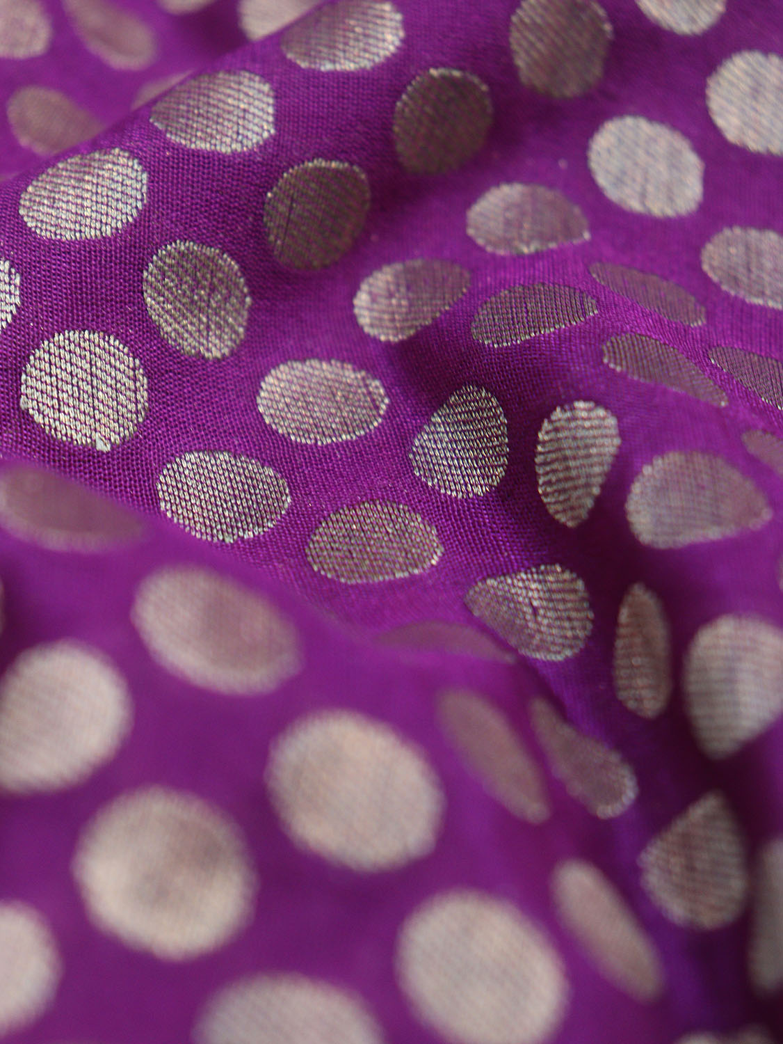 Stunning Banarasi Silk Fabric with Booti Design - 2.5 Mtr - Luxurion World