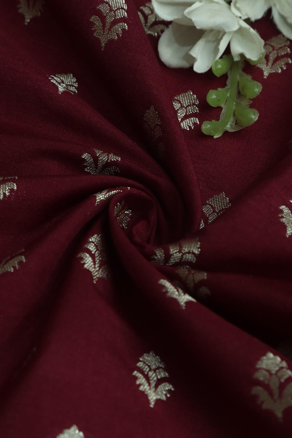Stunning Maroon Banarasi Silk Fabric ( 1 Mtr ) - Luxurion World