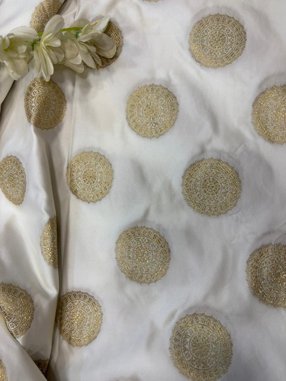 Elegant White Banarasi Brocade Satin Silk Fabric ( 2.5 Mtr ) - Luxurion World