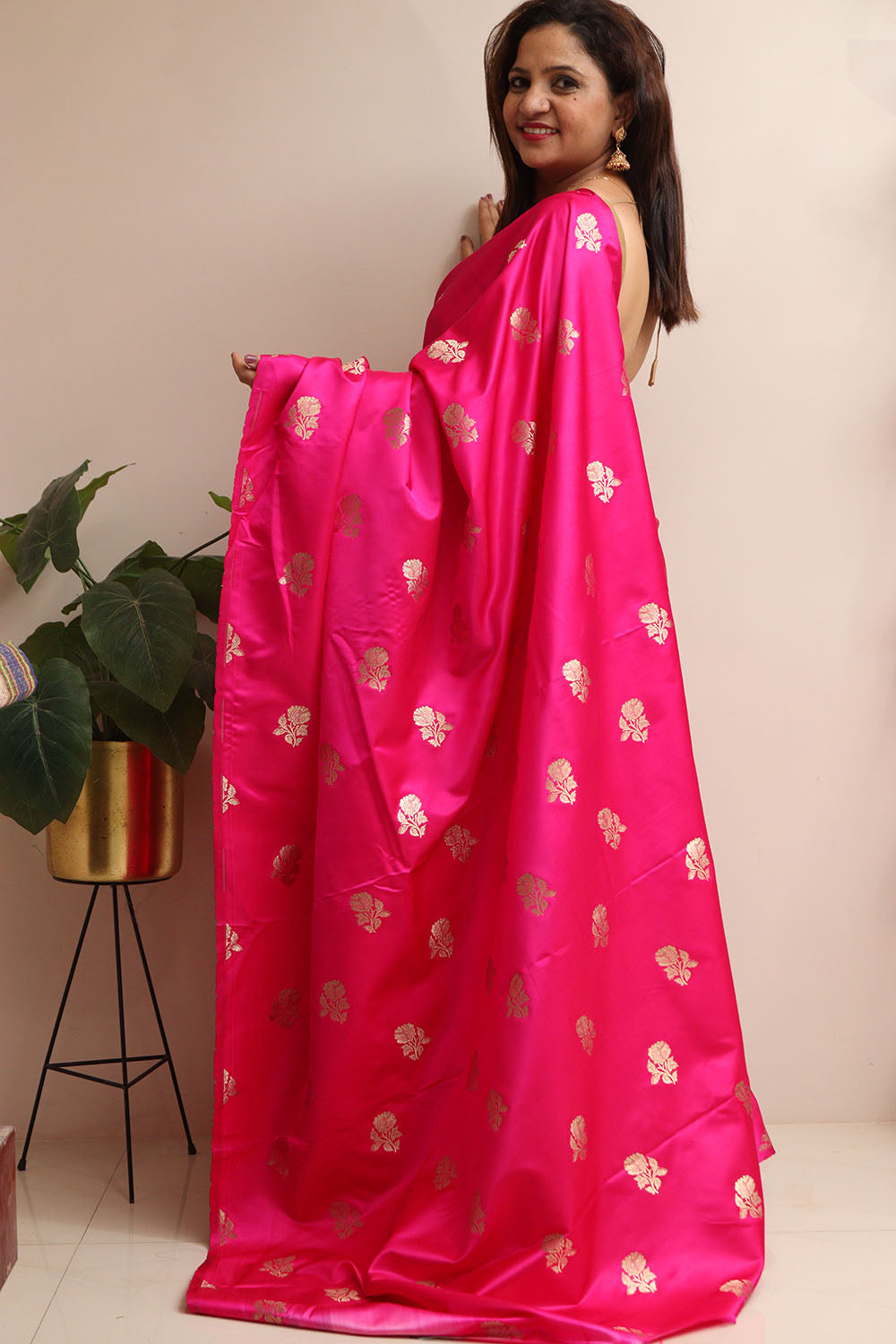 Pink Handloom Banarasi Silk Flower Design Saree - Luxurion World