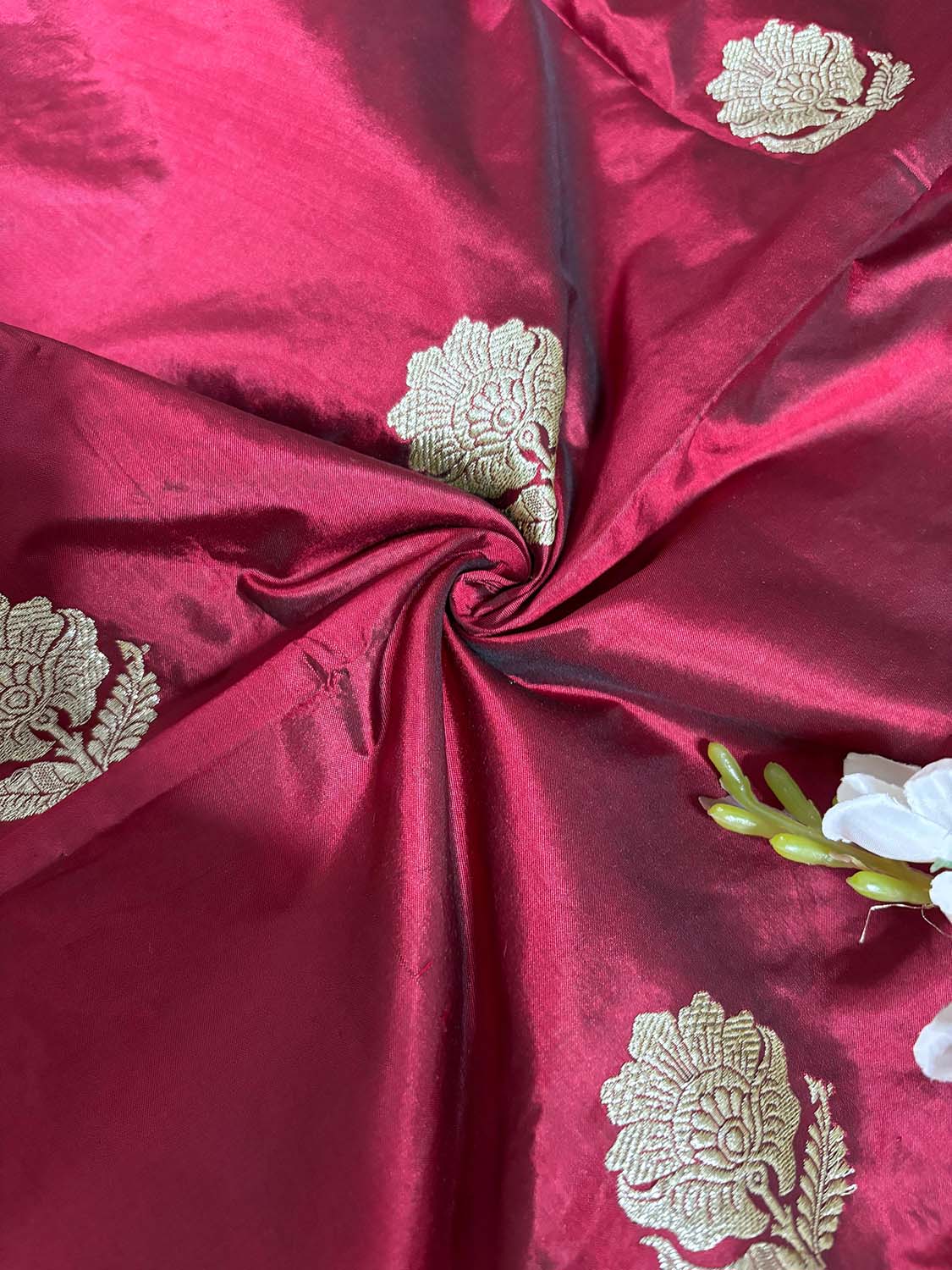 Elegant Maroon Banarasi Pure Katan Silk Fabric ( 1 Mtr) - Luxurion World
