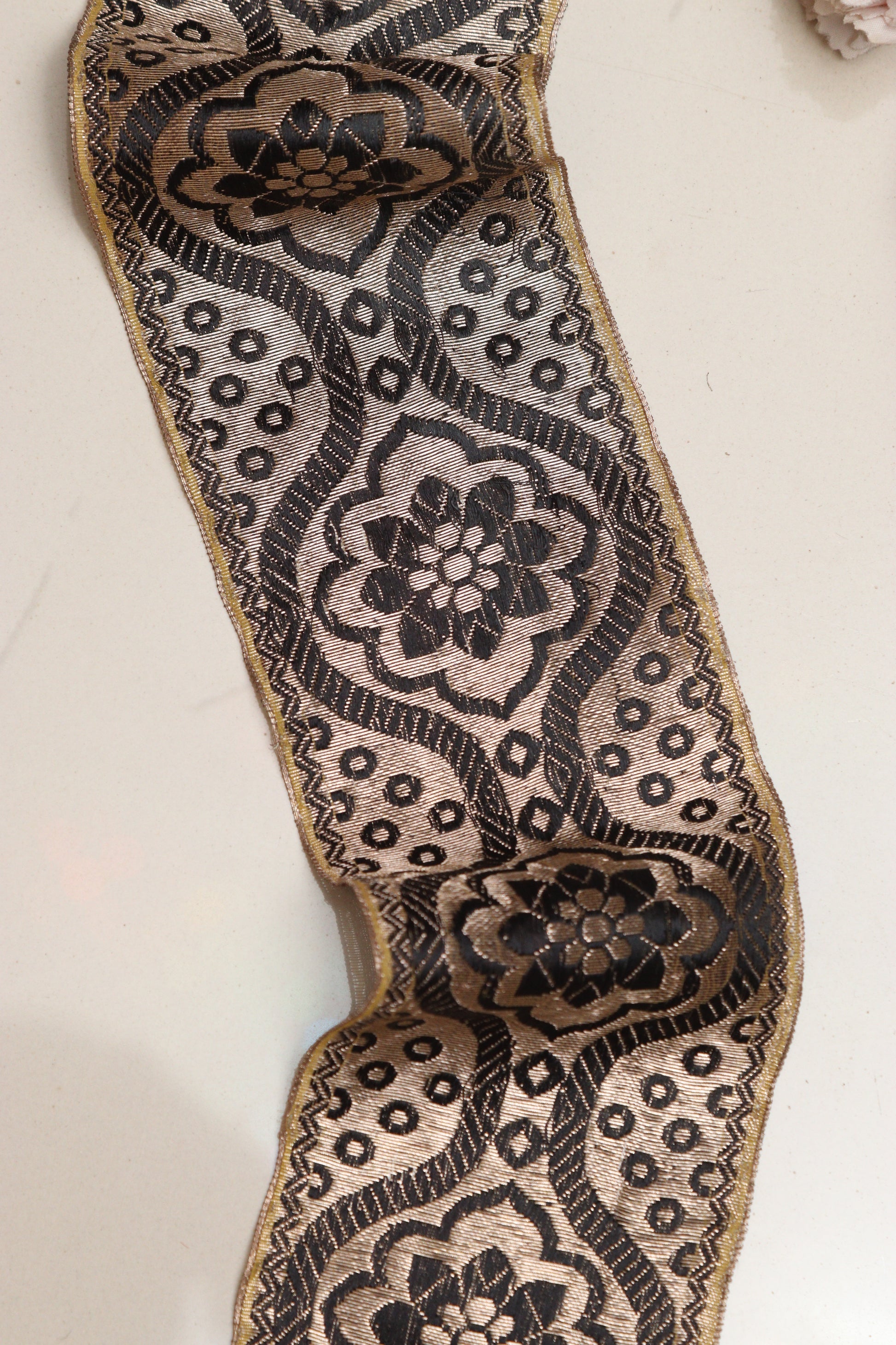 Golden Banarasi Handloom Vintage Pure Silk Border Lace ( 1 Mtr ) - Luxurion World