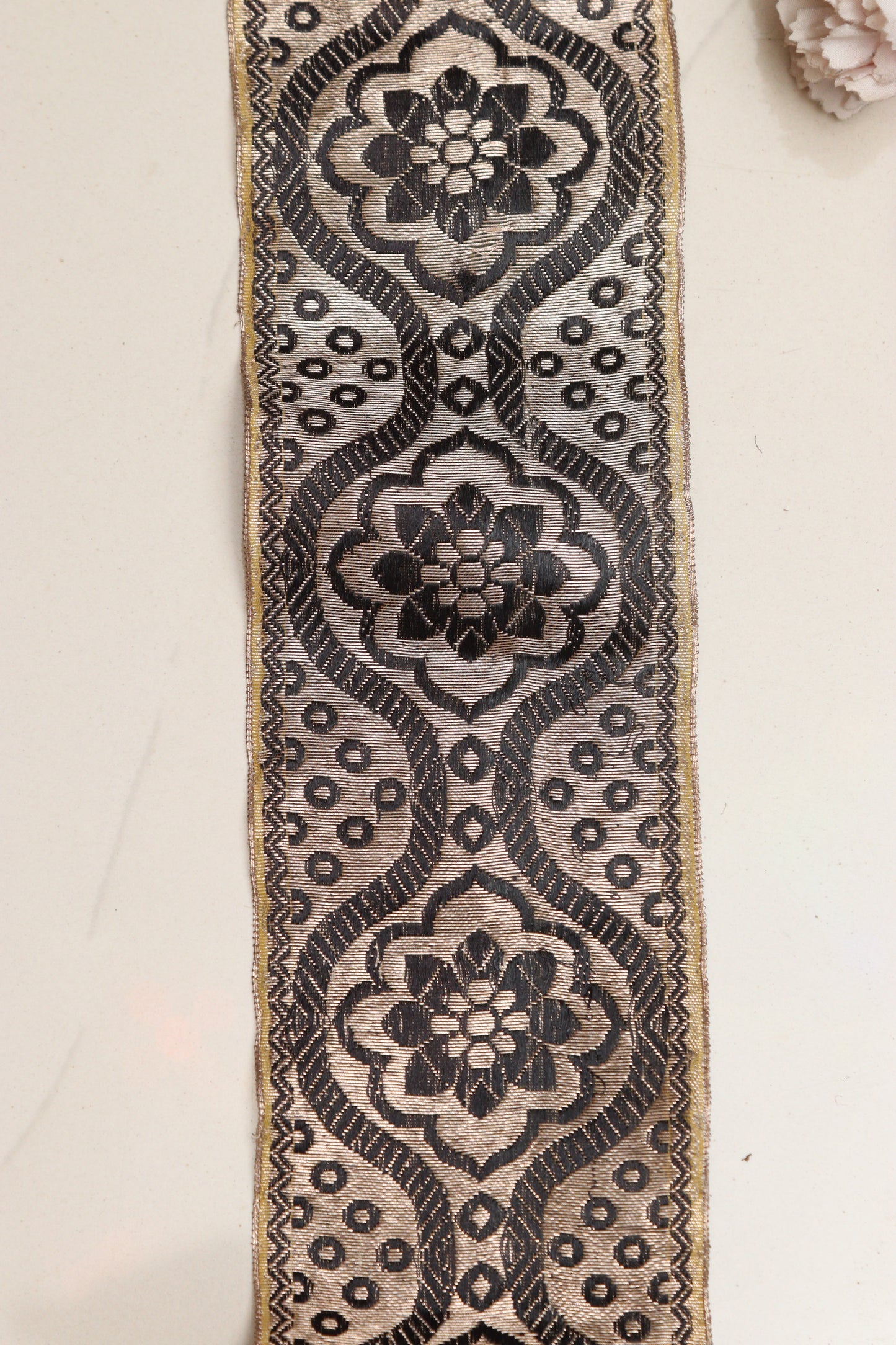 Golden Banarasi Handloom Vintage Pure Silk Border Lace ( 1 Mtr ) - Luxurion World