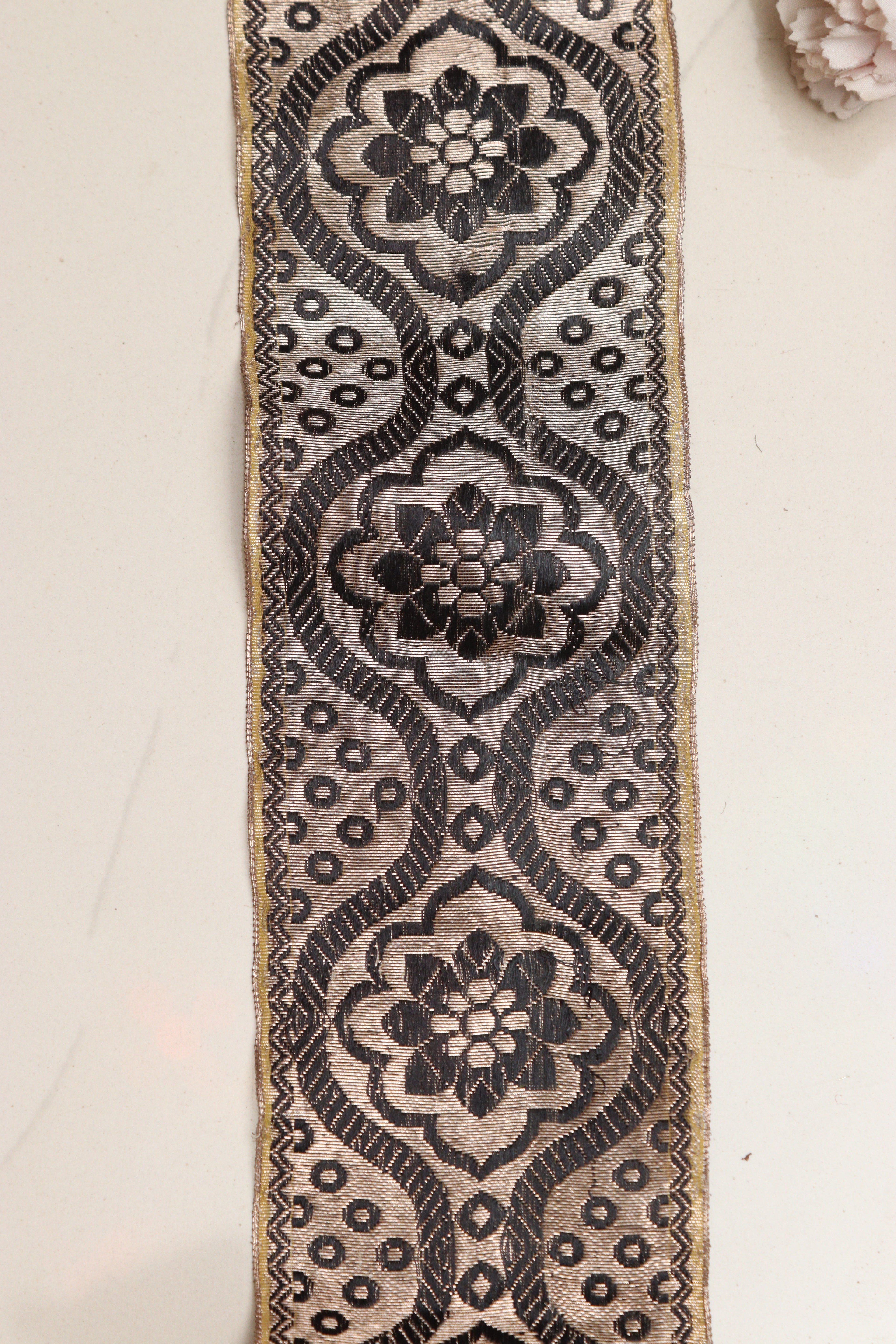 Golden Banarasi Handloom Vintage Pure Silk Border Lace ( 1 Mtr ) - Luxurion World