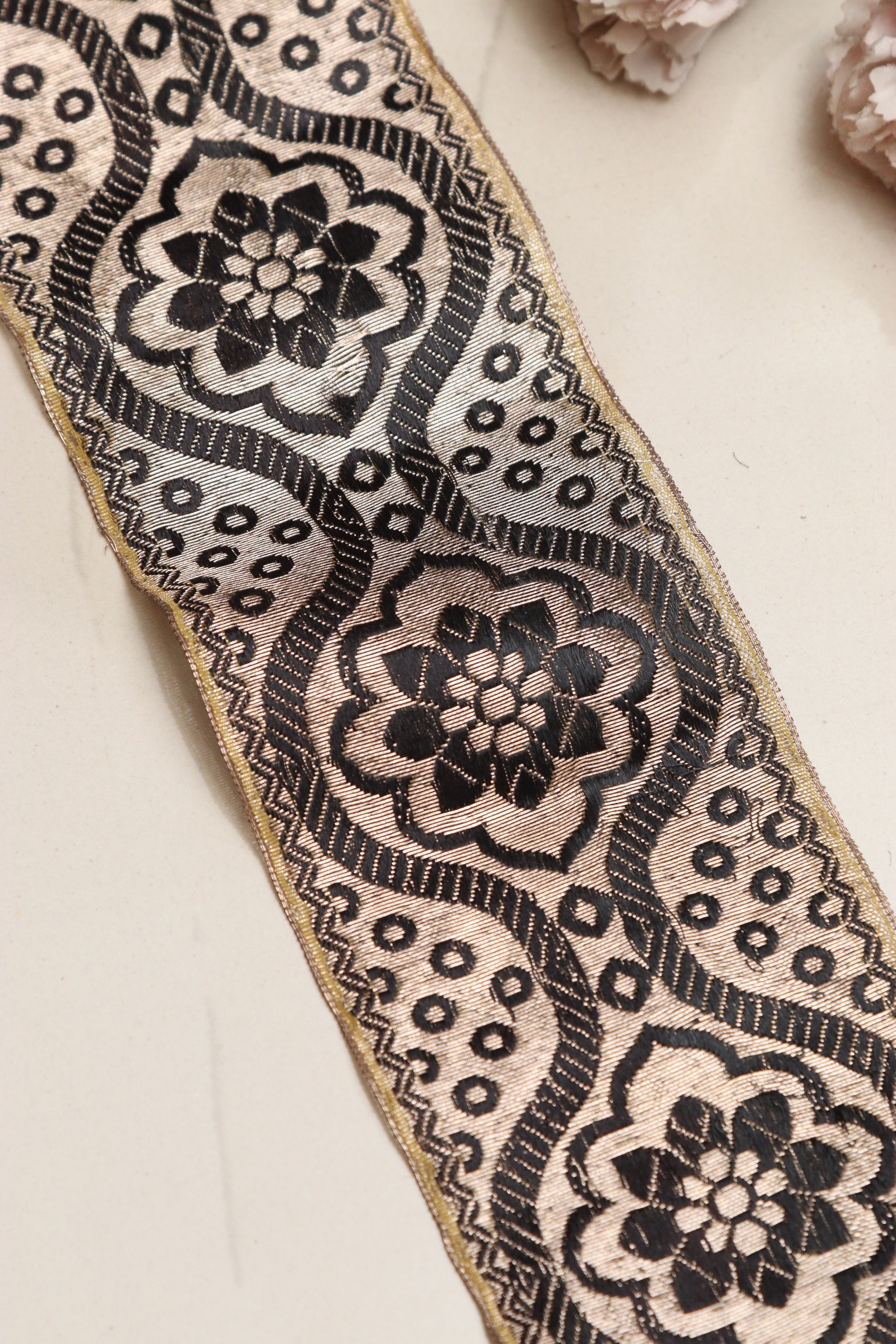 Golden Banarasi Handloom Vintage Pure Silk Border Lace ( 1 Mtr ) - Luxurion World