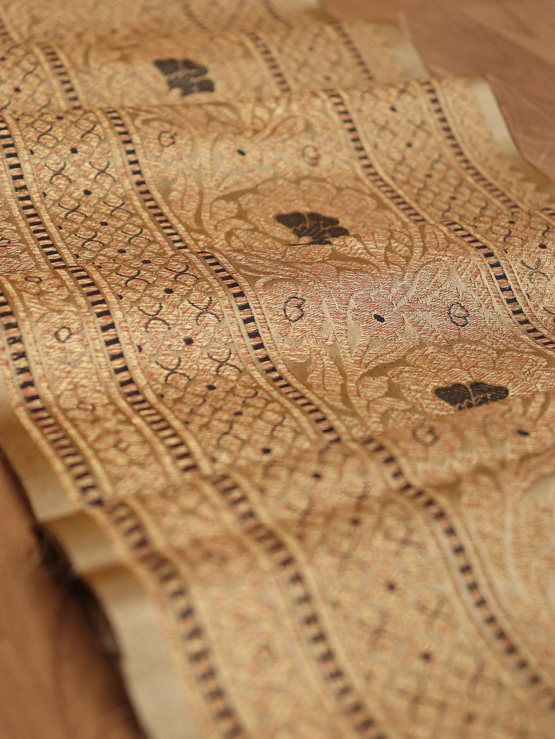 Golden Banarasi Silk Lace ( 1 Mtr ) - Luxurion World