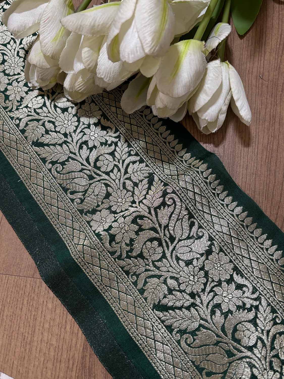 Green Banarasi Silk Lace: Elegant and Luxurious (1 Mtr) - Luxurion World