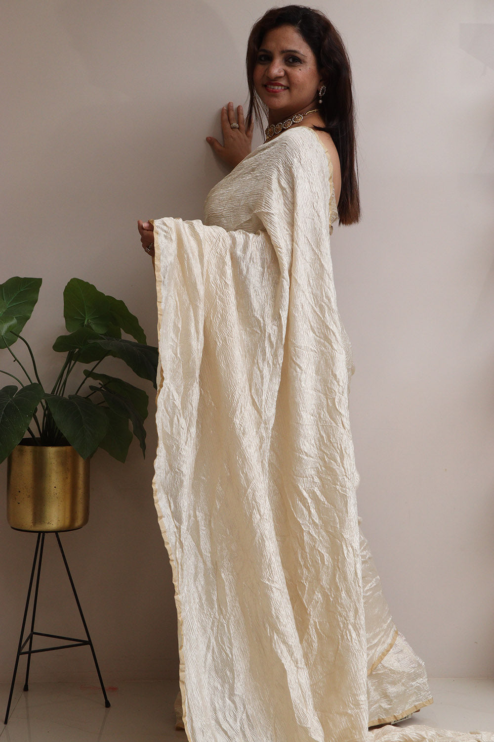 Exquisite Golden Handloom Banarasi Tissue Georgette Silk Crushed Saree - Luxurion World