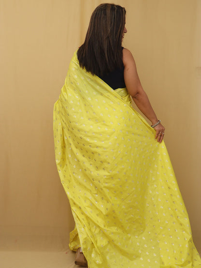 Yellow Banarasi Silk Saree with Zari Booti Design - Elegant and Traditional - Luxurion World