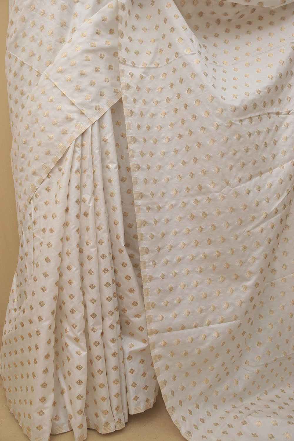 Dazzling Banarasi Silk Saree: Exquisite Elegance, Perfectly Dyeable - Luxurion World