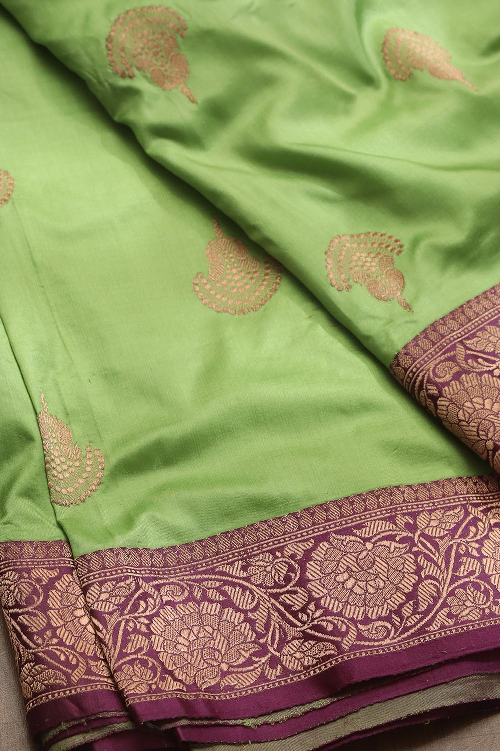 Exquisite Green Banarasi Handloom Pure Katan Silk Saree - Luxurion World