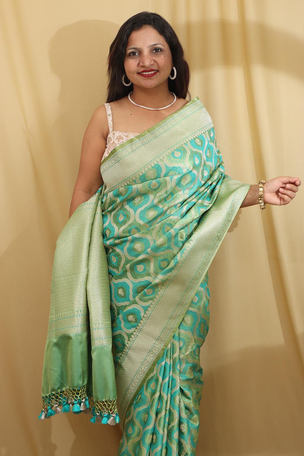 Stunning Green Banarasi Silk Saree - Elegant and Timeless - Luxurion World