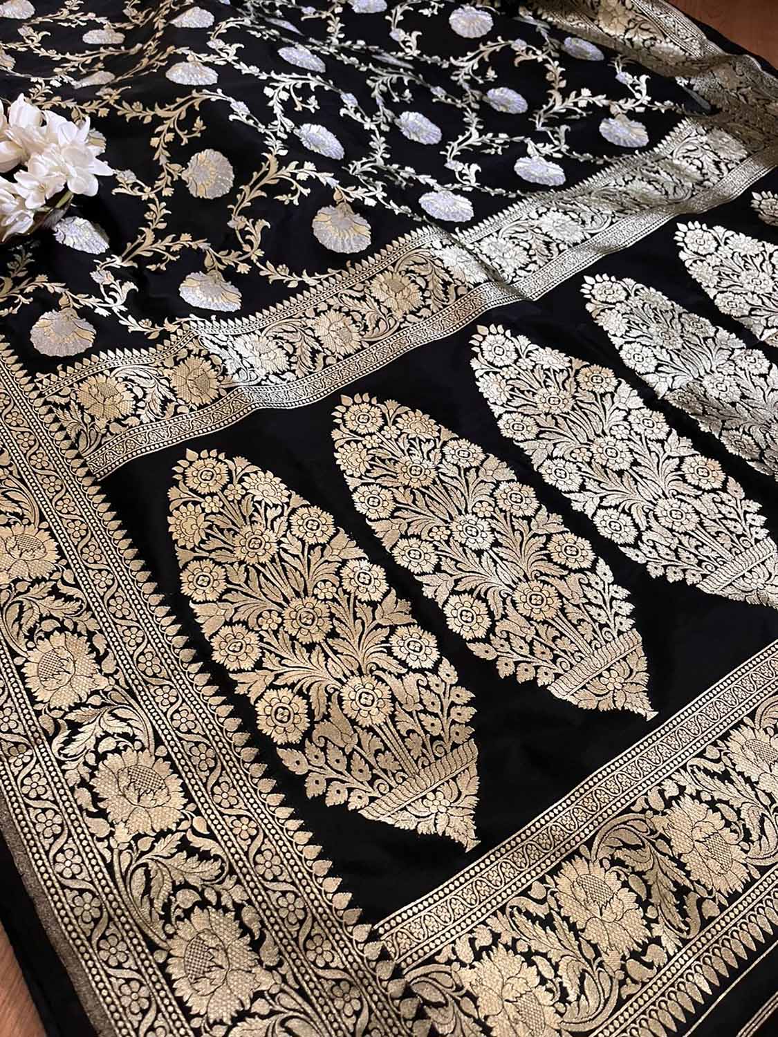 Elegant Black Banarasi Silk Saree: Timeless Beauty - Luxurion World