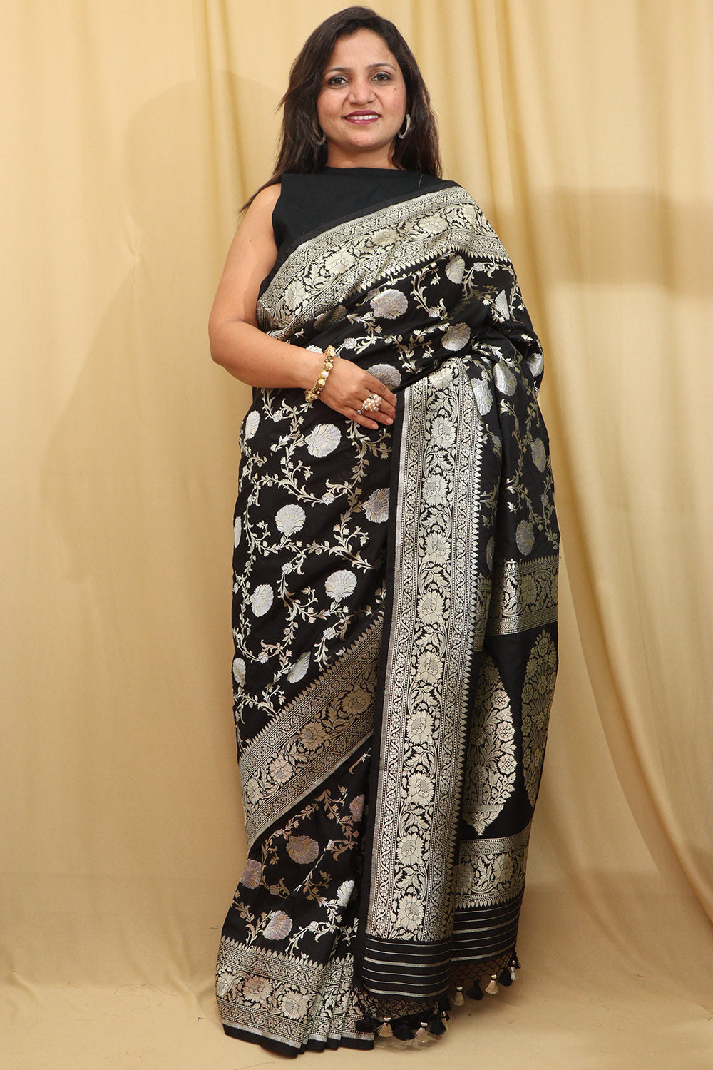 Elegant Black Banarasi Silk Saree: Timeless Beauty - Luxurion World