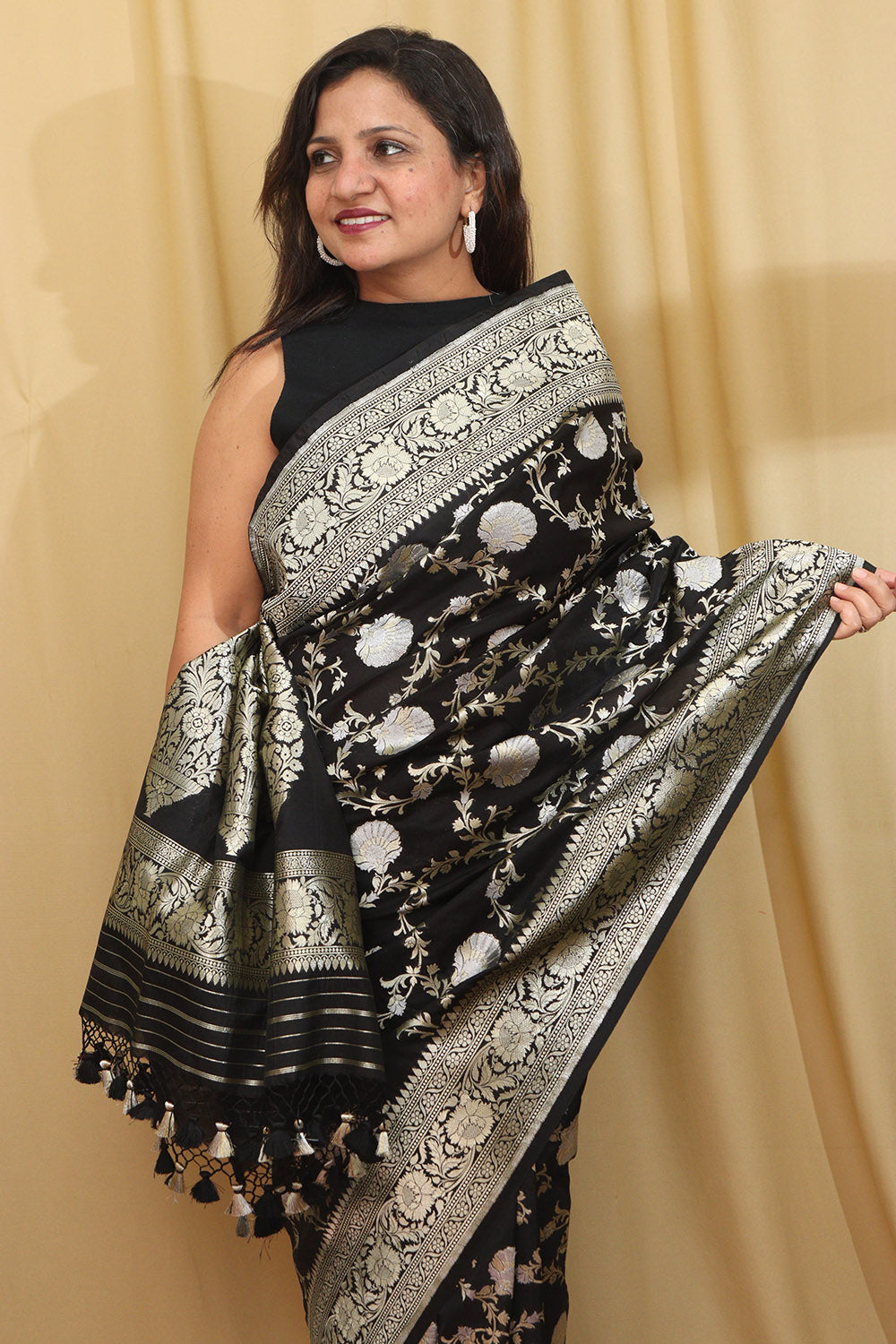 Elegant Black Banarasi Silk Saree: Timeless Beauty - Luxurion World