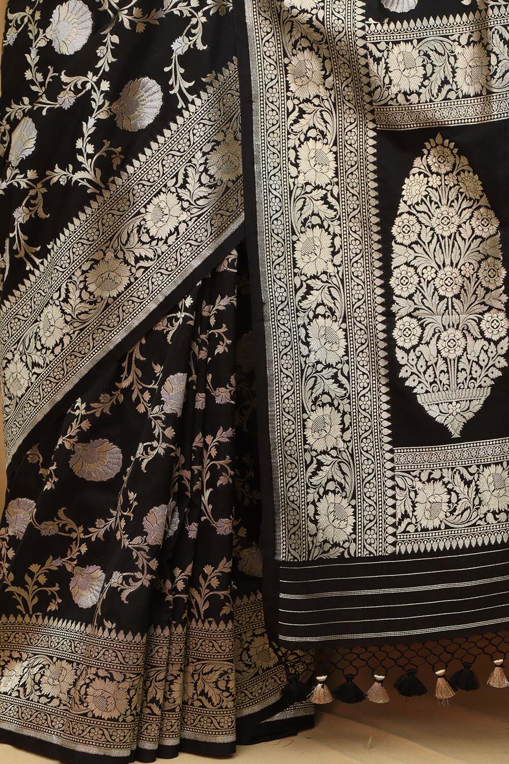Elegant Black Banarasi Silk Saree: Timeless Beauty - Luxurion World