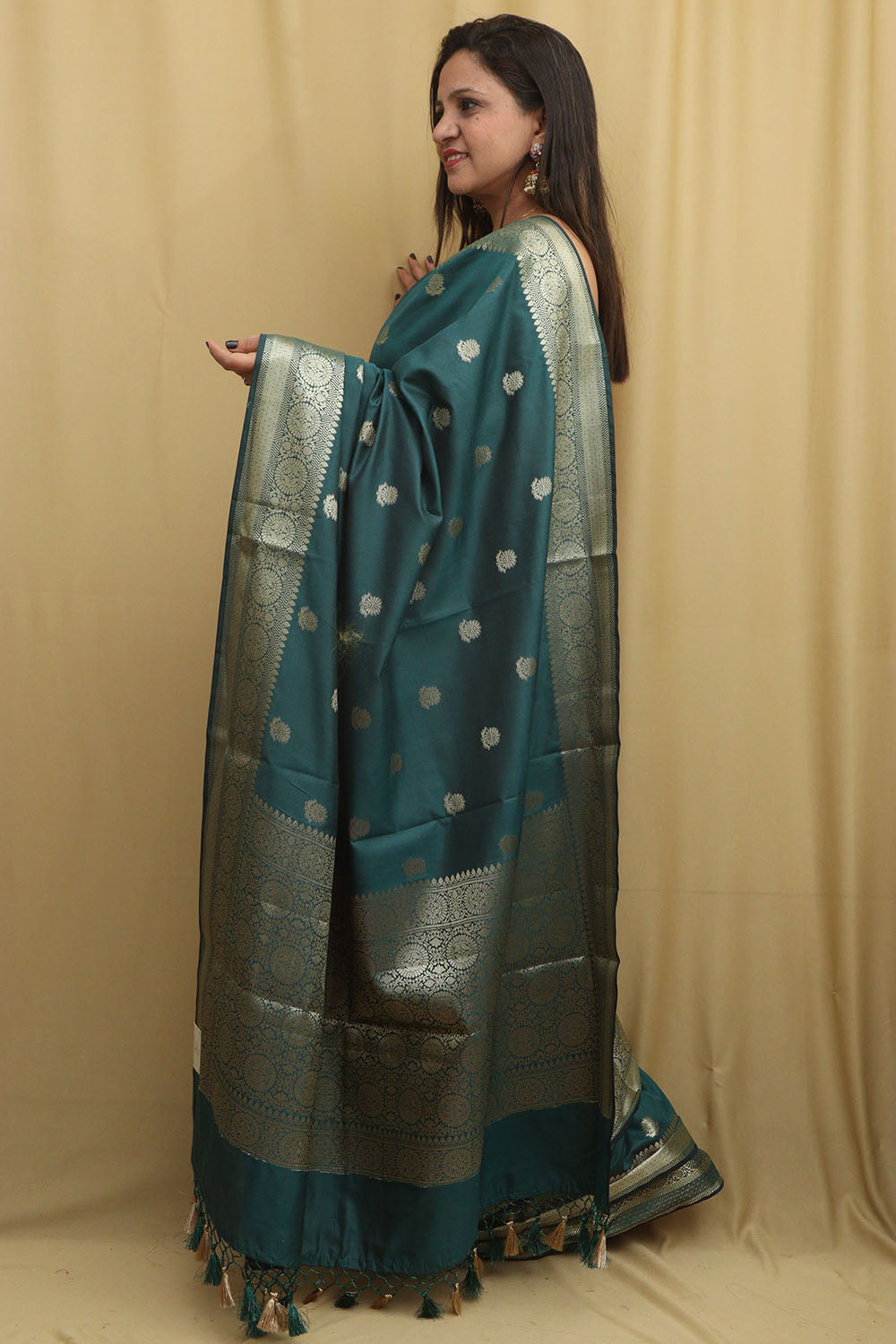 Green Banarasi Silk Saree: Timeless Elegance - Luxurion World