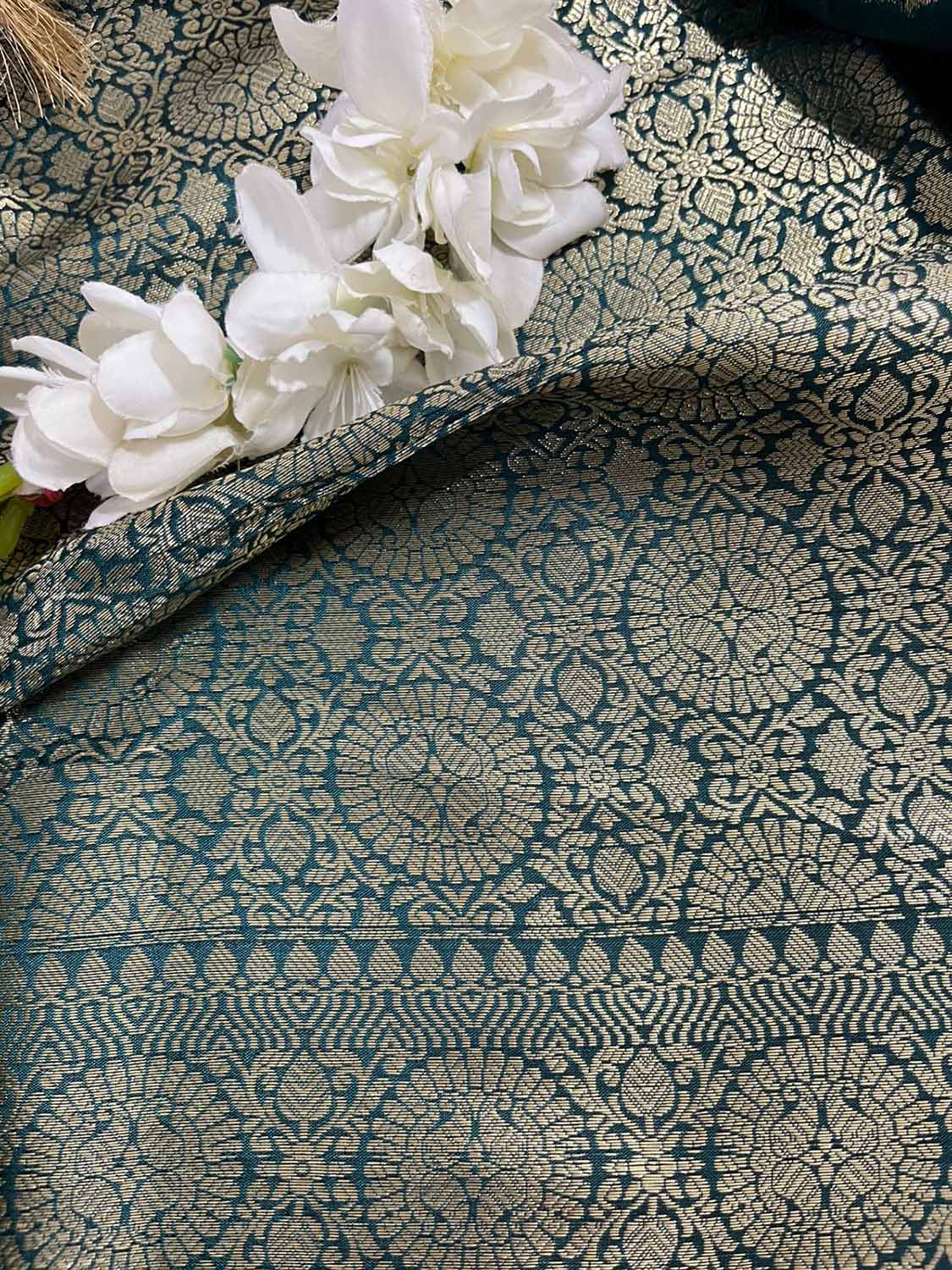 Green Banarasi Silk Saree: Timeless Elegance - Luxurion World