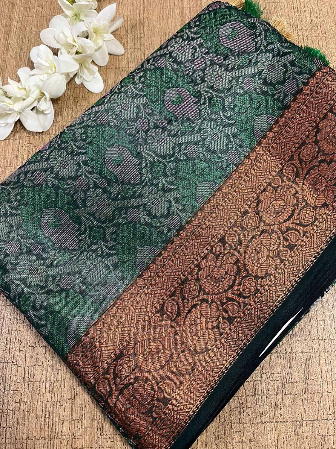 Stunning Green Banarasi Silk Saree - Elegant and Timeless - Luxurion World