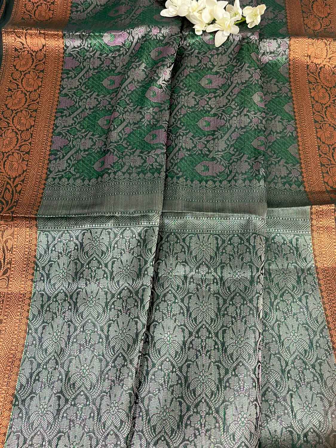 Stunning Green Banarasi Silk Saree - Elegant and Timeless - Luxurion World