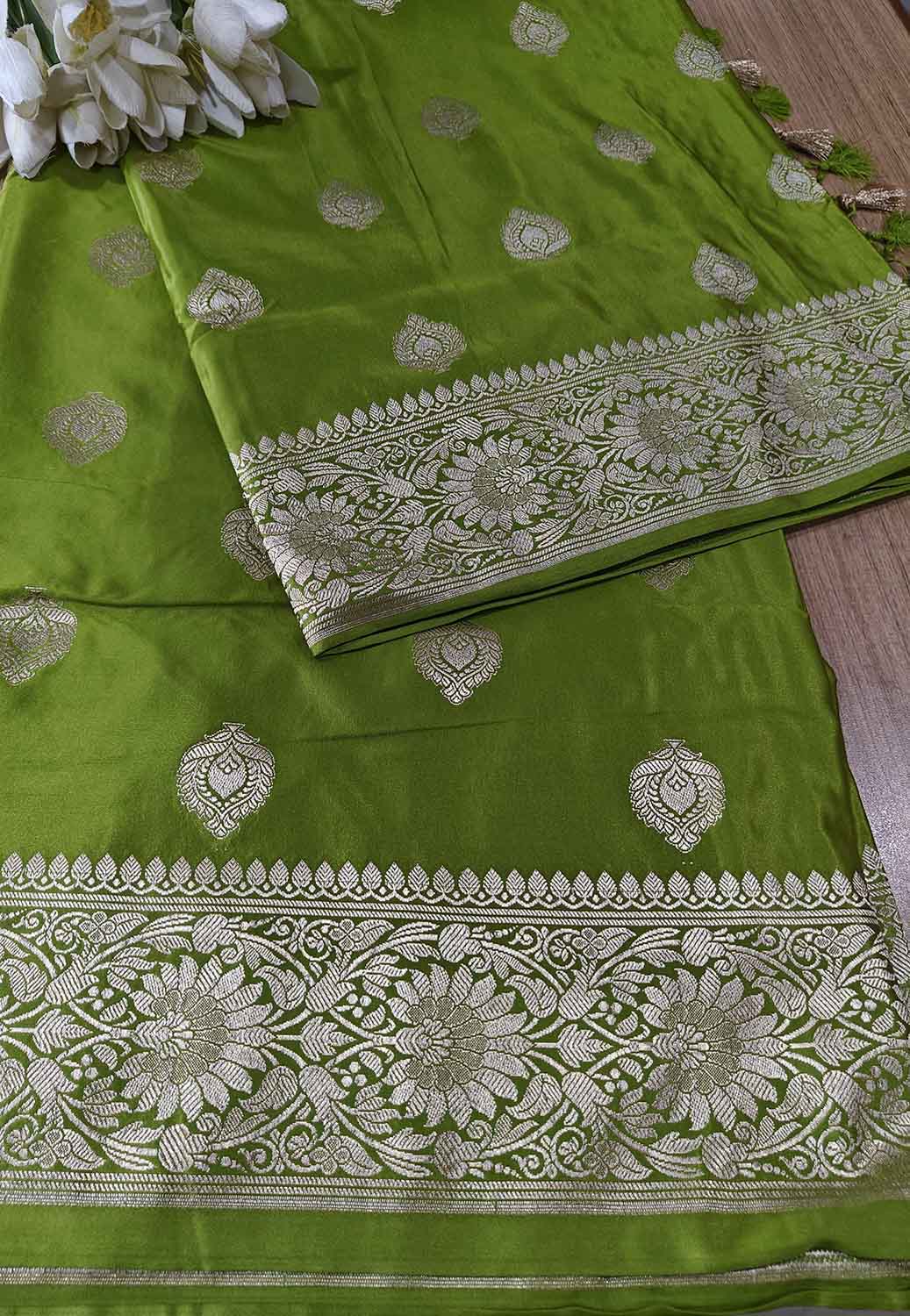 Green Banarasi Mashru Silk Flower Design Saree - Luxurion World
