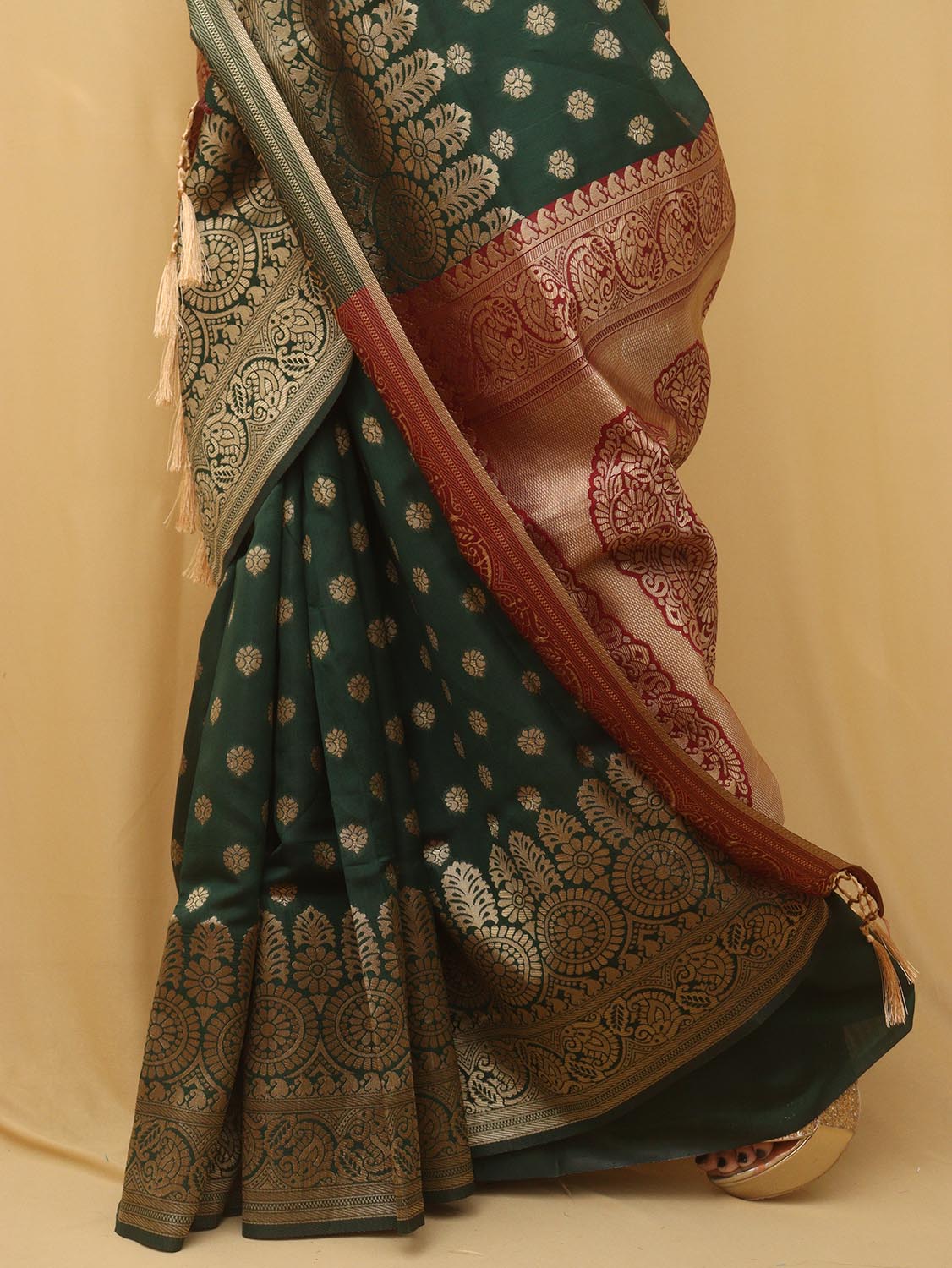 Stunning Green Banarasi Cotton Silk Saree - Elegant and Timeless - Luxurion World