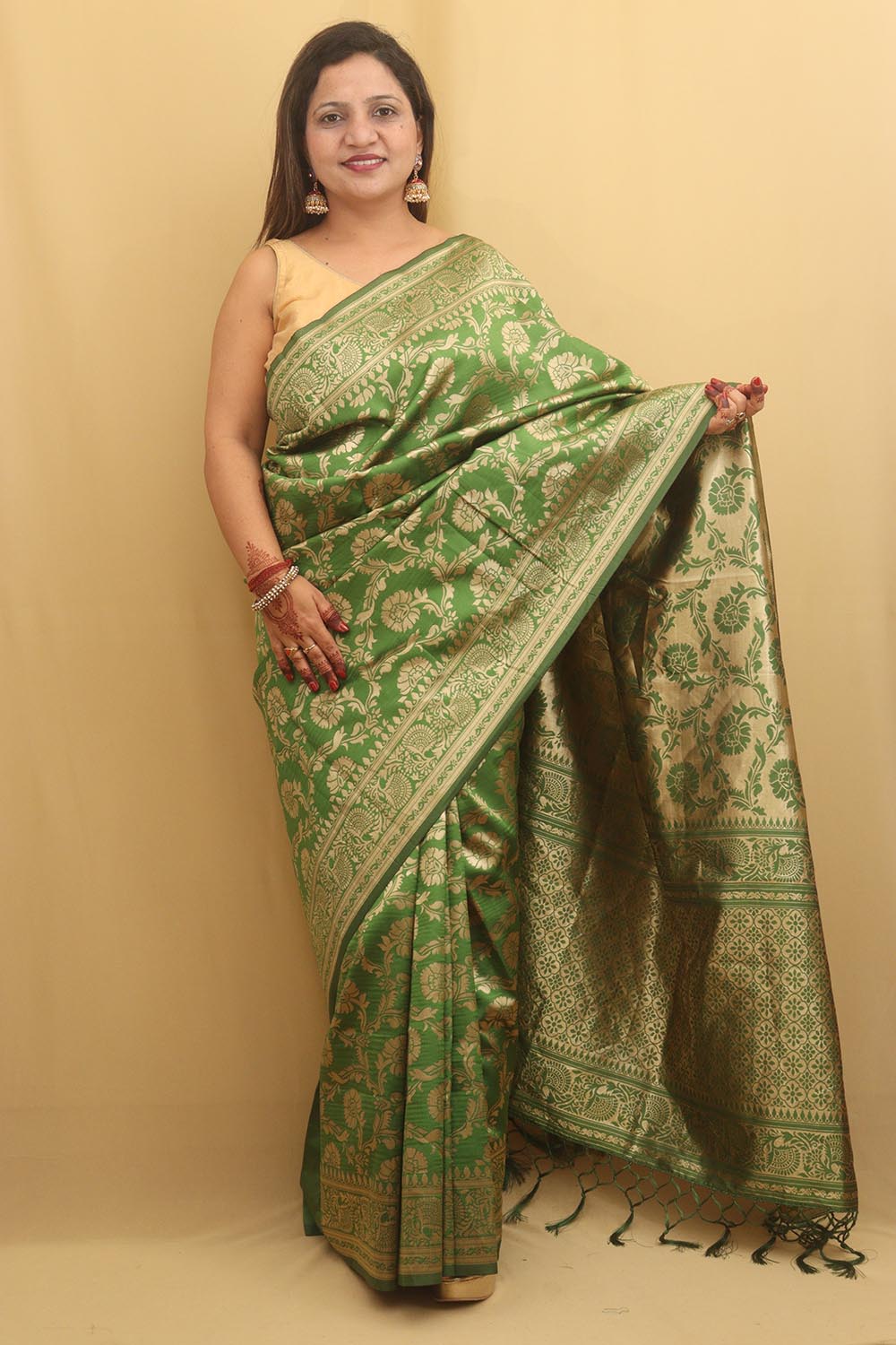 Stunning Green Banarasi Cotton Silk Saree - Elegant and Timeless - Luxurion World