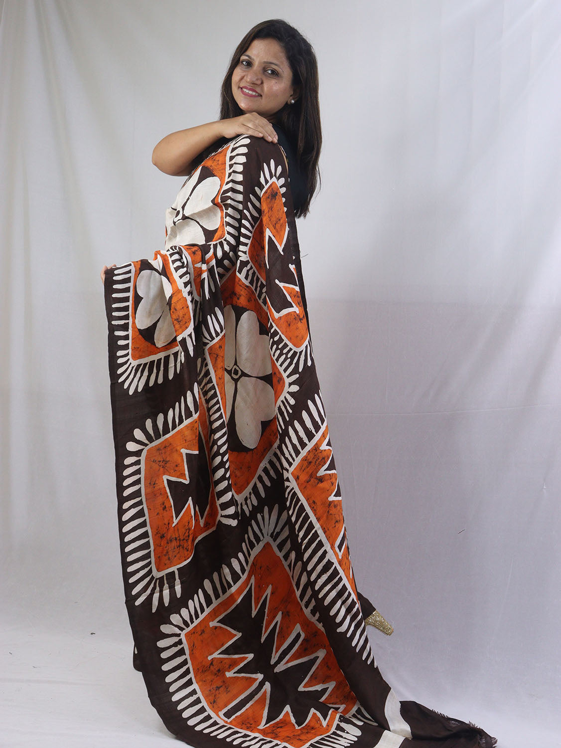 Stunning Off White Hand Batik Murshidabad Silk Saree - Perfect for Any Occasion! - Luxurion World