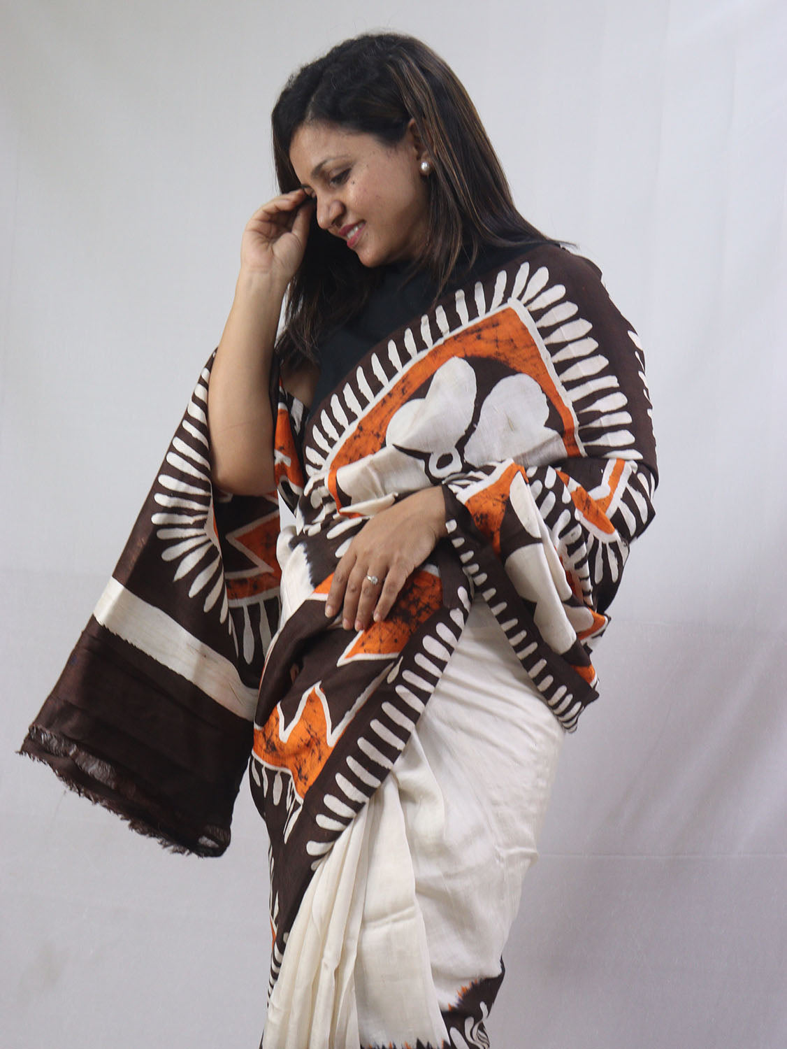 Stunning Off White Hand Batik Murshidabad Silk Saree - Perfect for Any Occasion! - Luxurion World