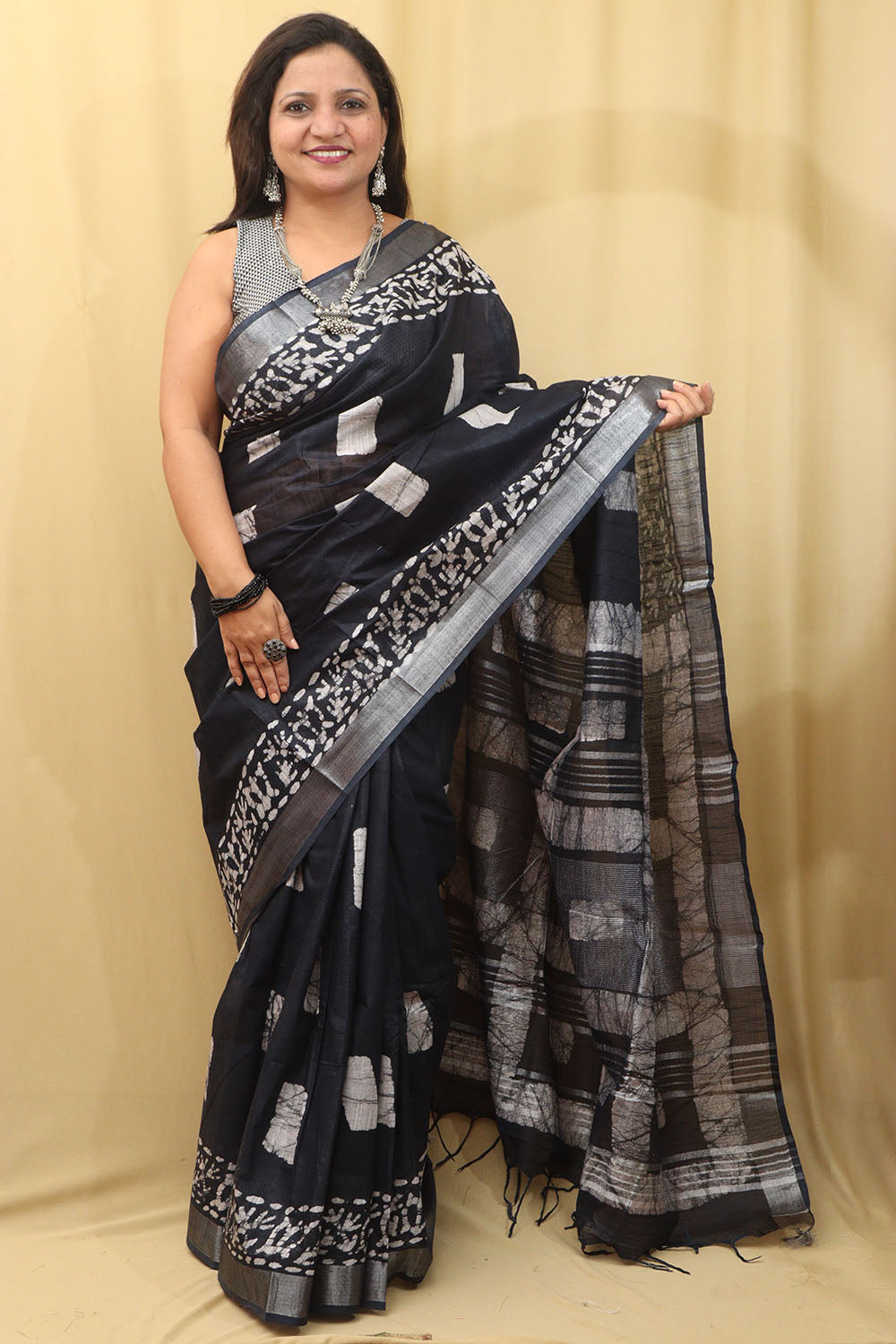 Elegant Dark Blue Linen Cotton Saree: Bhagalpur Beauty - Luxurion World